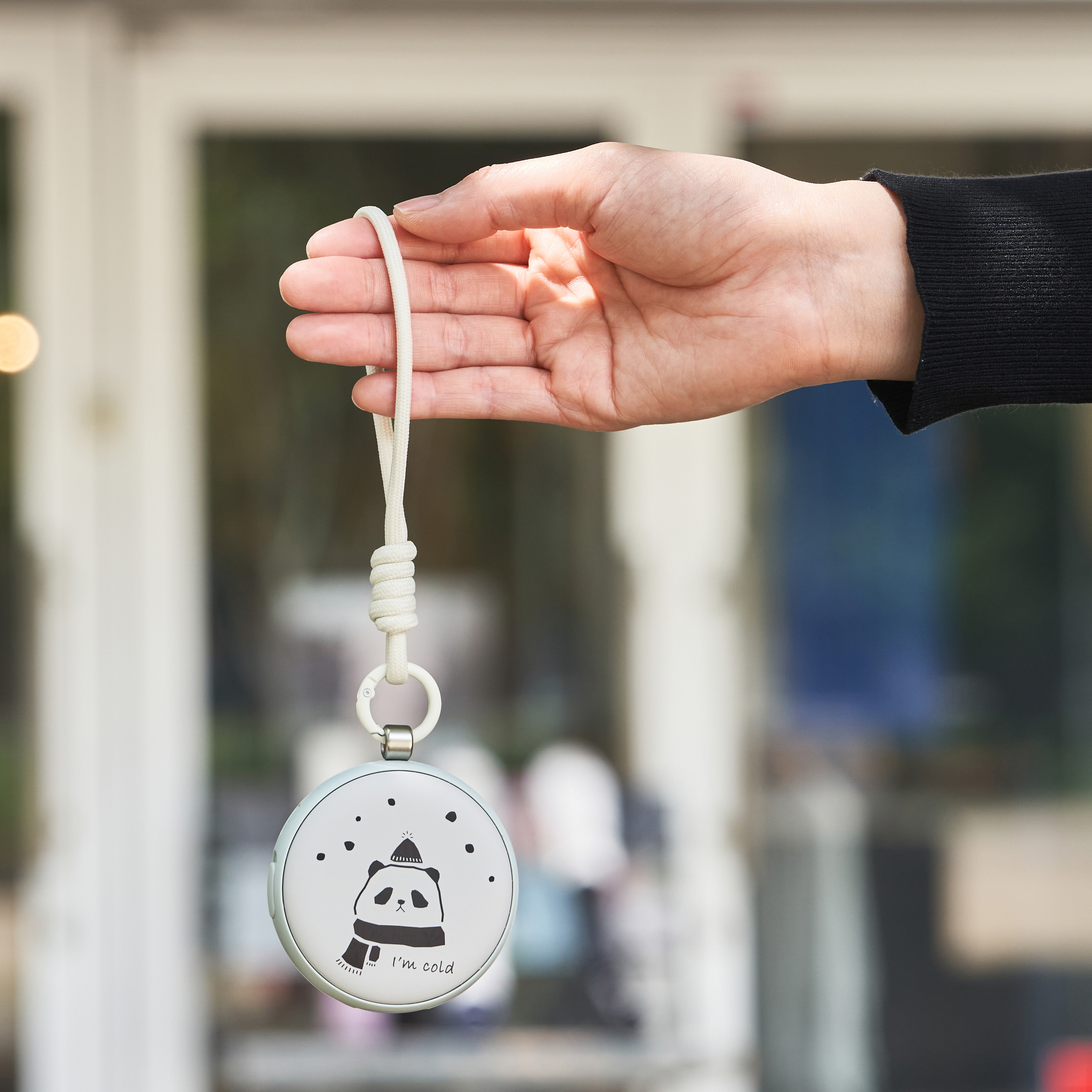 温度変化でデザインが変わる使い捨てないカイロLEDライト付