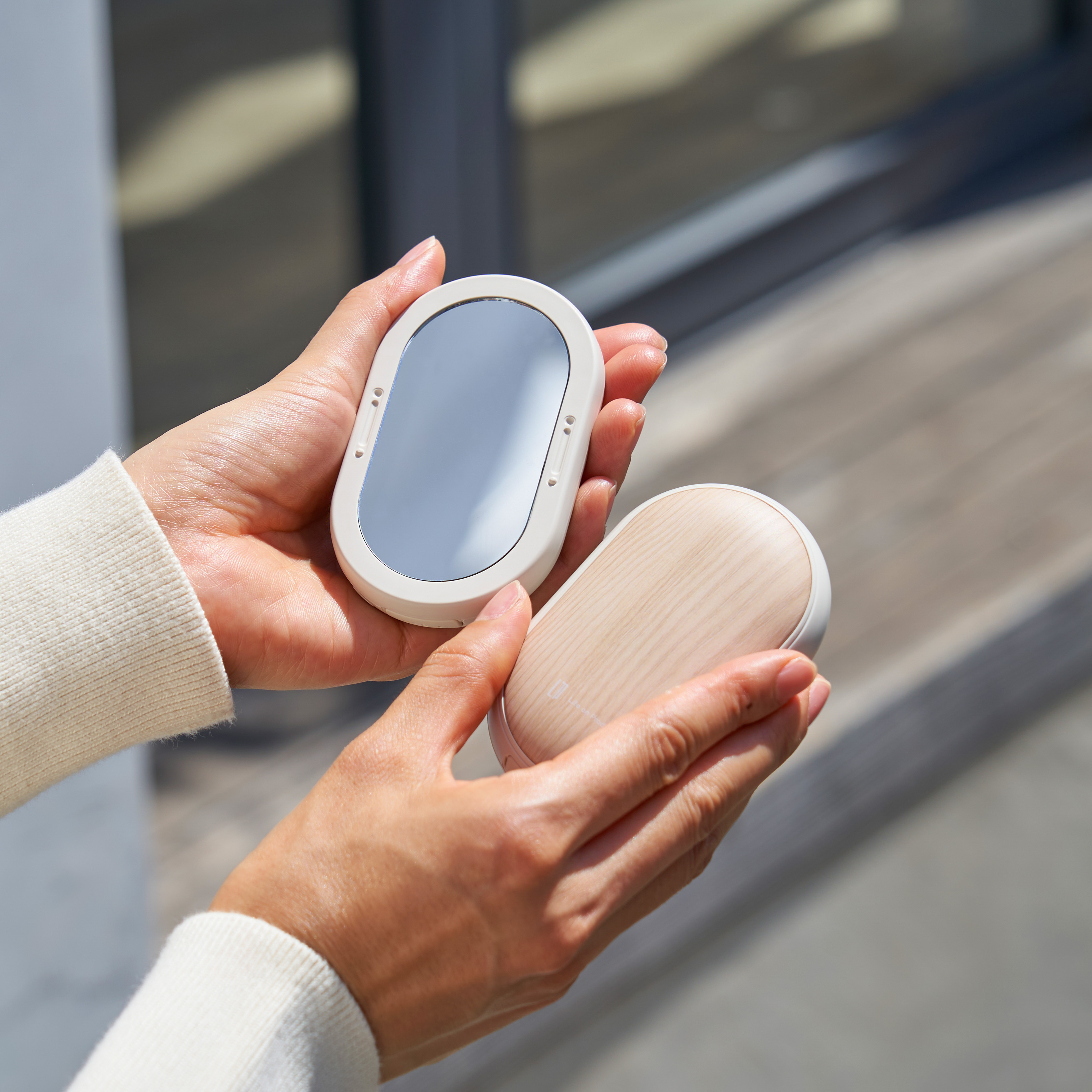 両手で使えるシェアカイロ モバイルバッテリー機能付 -Premium WOOD-