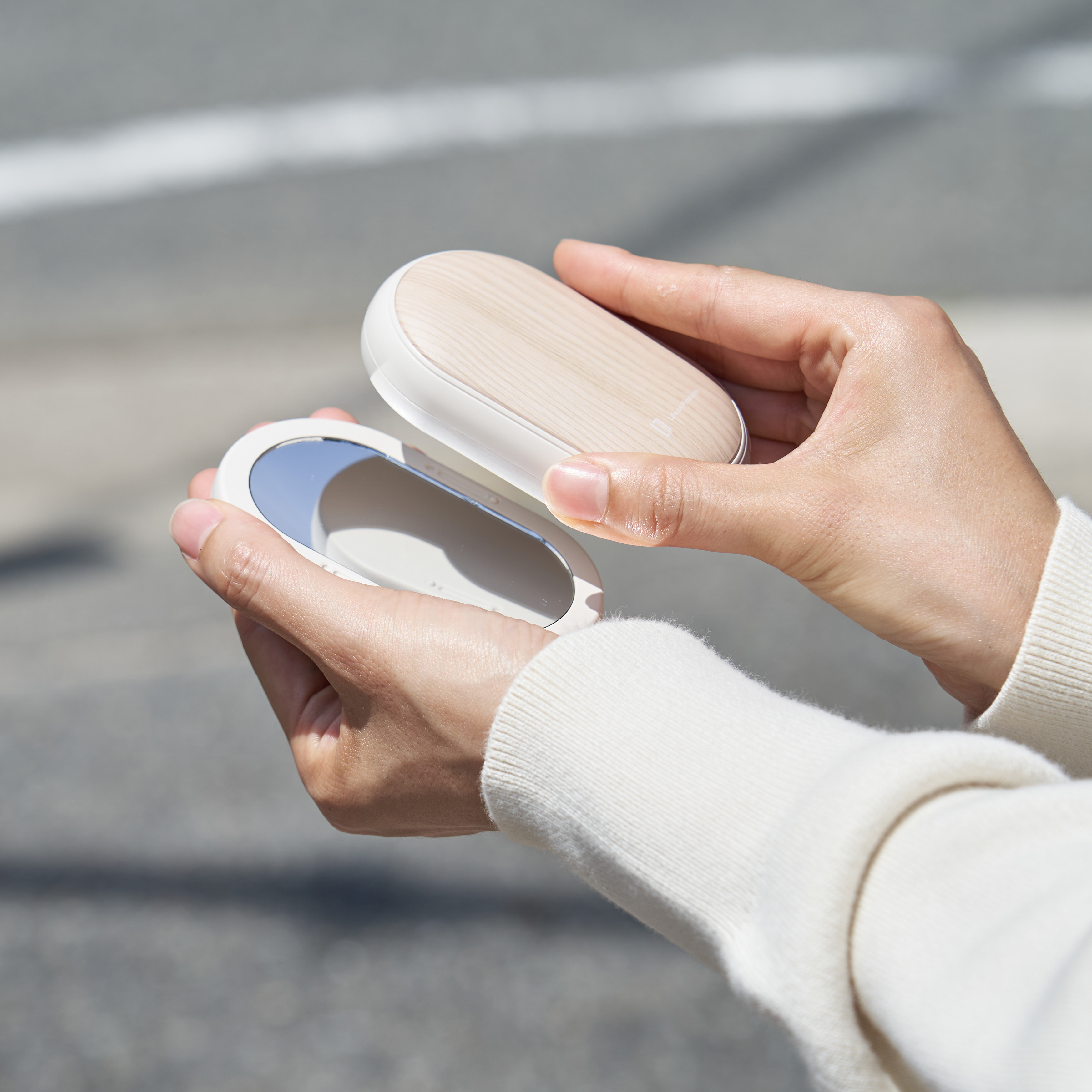 両手で使えるシェアカイロ モバイルバッテリー機能付 -Premium WOOD-