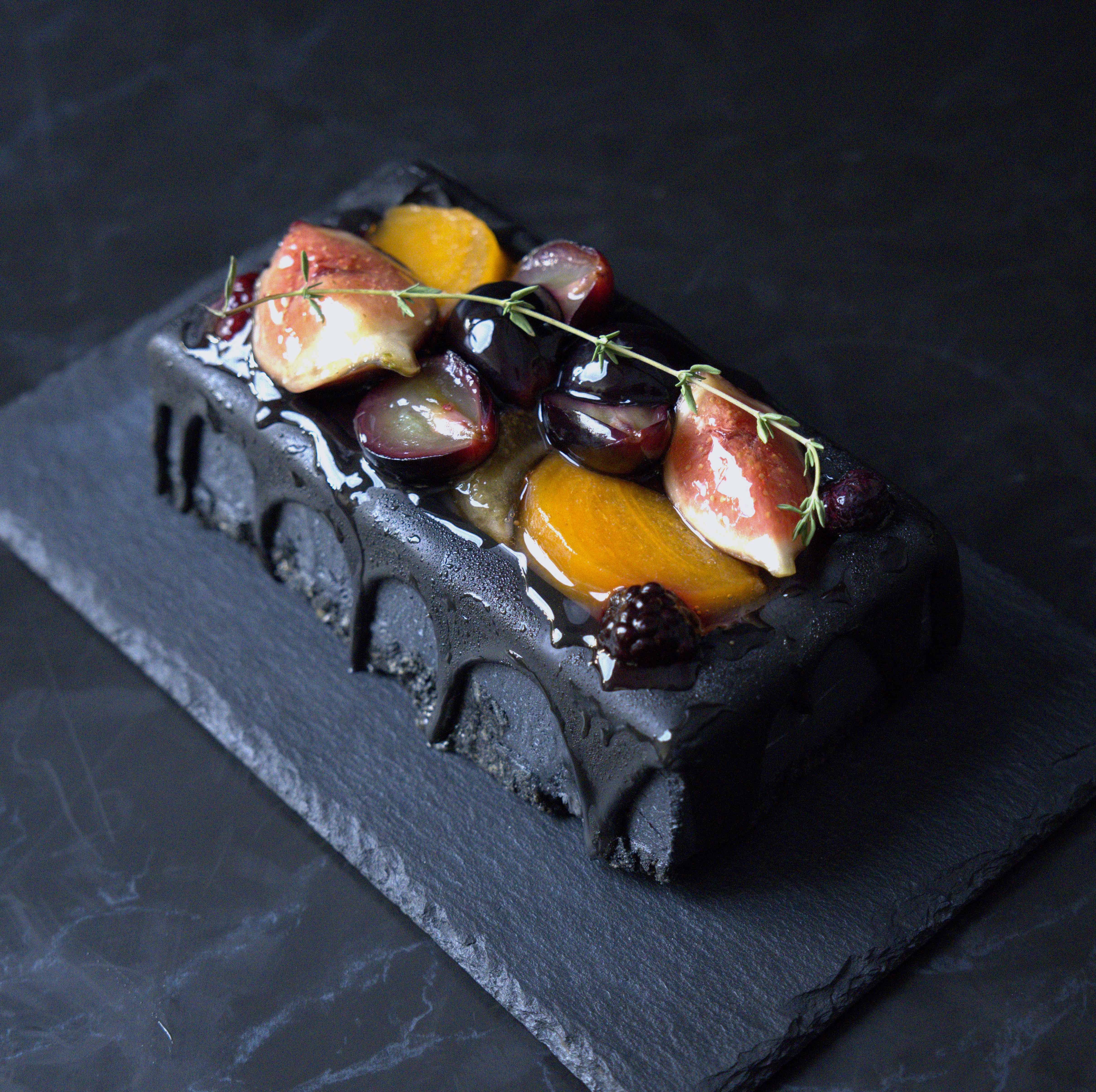 【期間限定】宝石箱のような秋のフルーツのチーズムースドリップケーキ