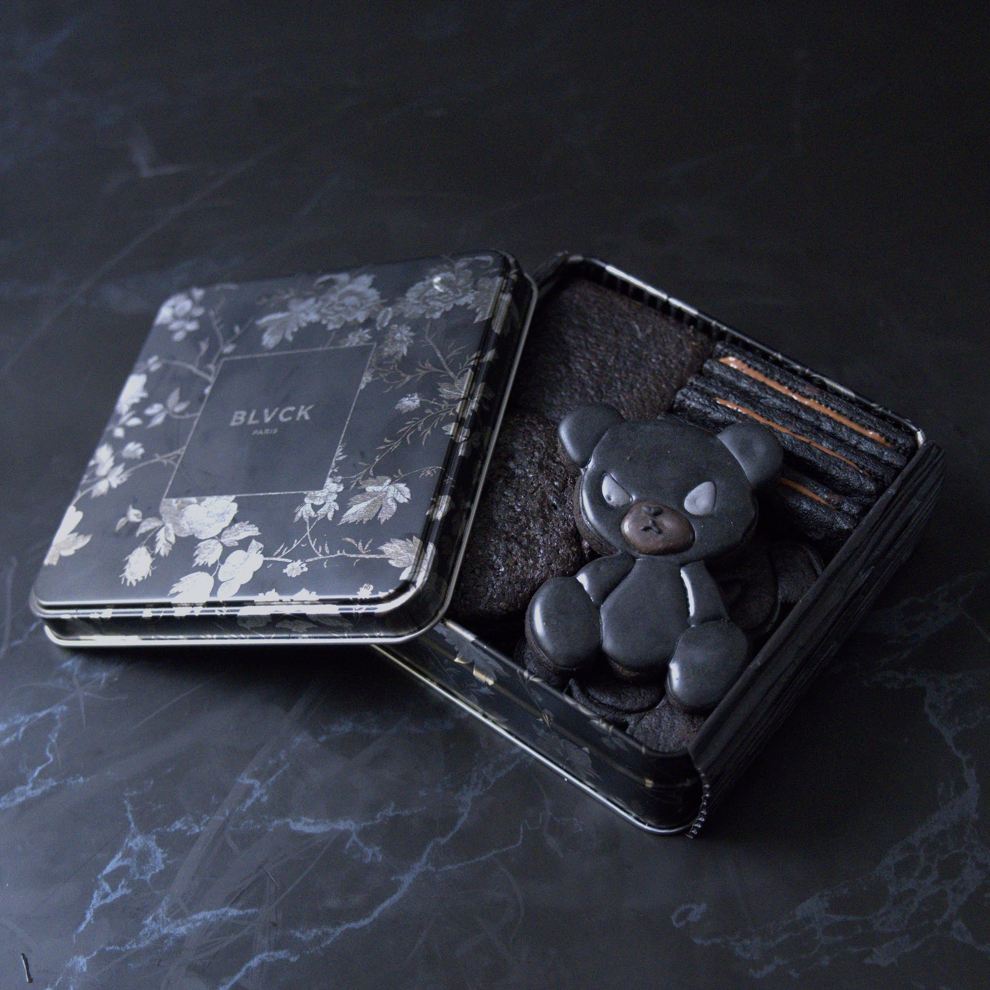 アイシングクッキー入りチョコレートクッキー缶 - ブラックパリオリジナル