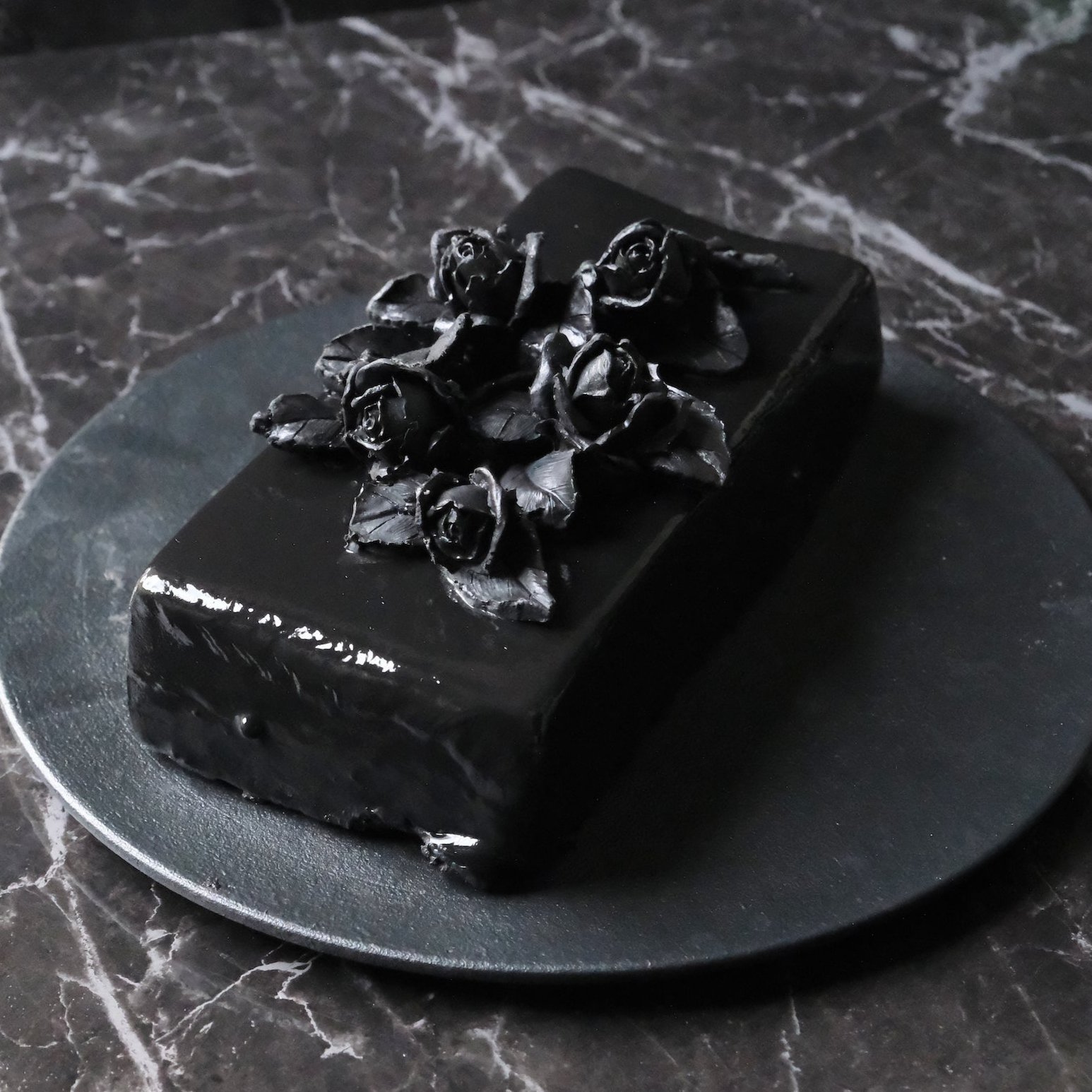 【期間限定】薔薇のブーケを飾ったアートピースレアチーズケーキ：ハロウィン2025