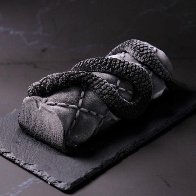 【期間限定】黒蛇が纏うアートピースショコラケーキ：ハロウィン2025