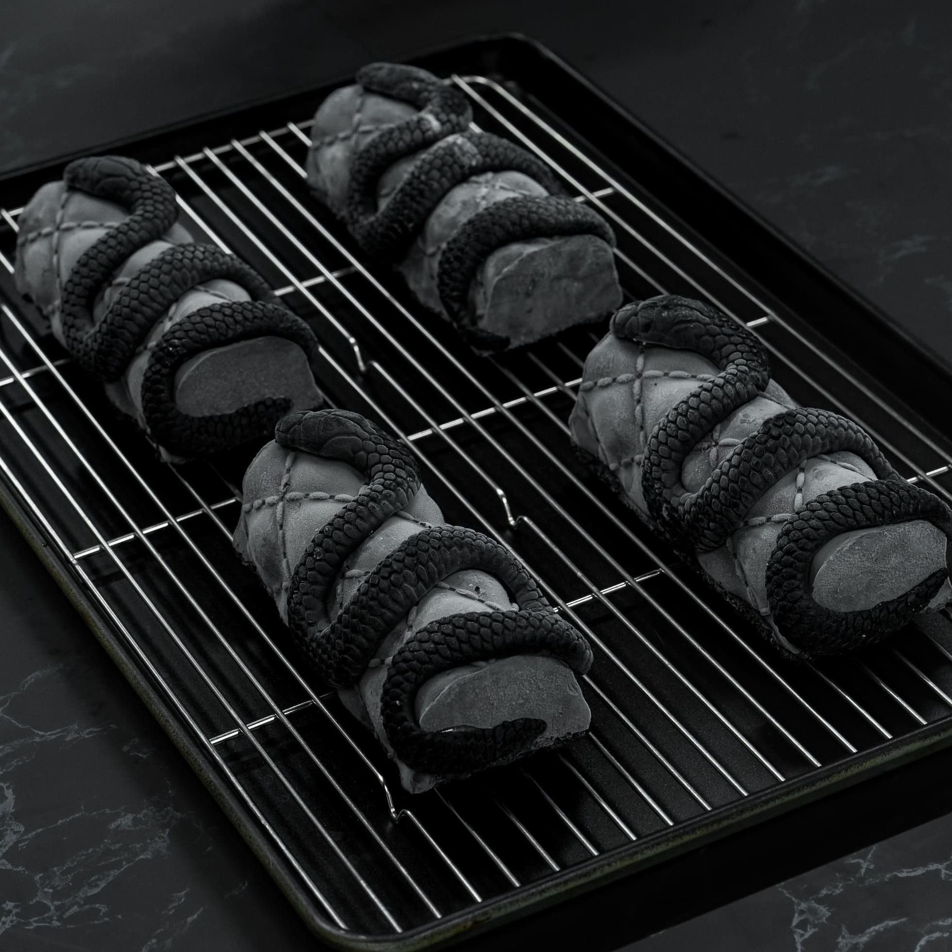 【期間限定】黒蛇が纏うアートピースショコラケーキ：ハロウィン2025