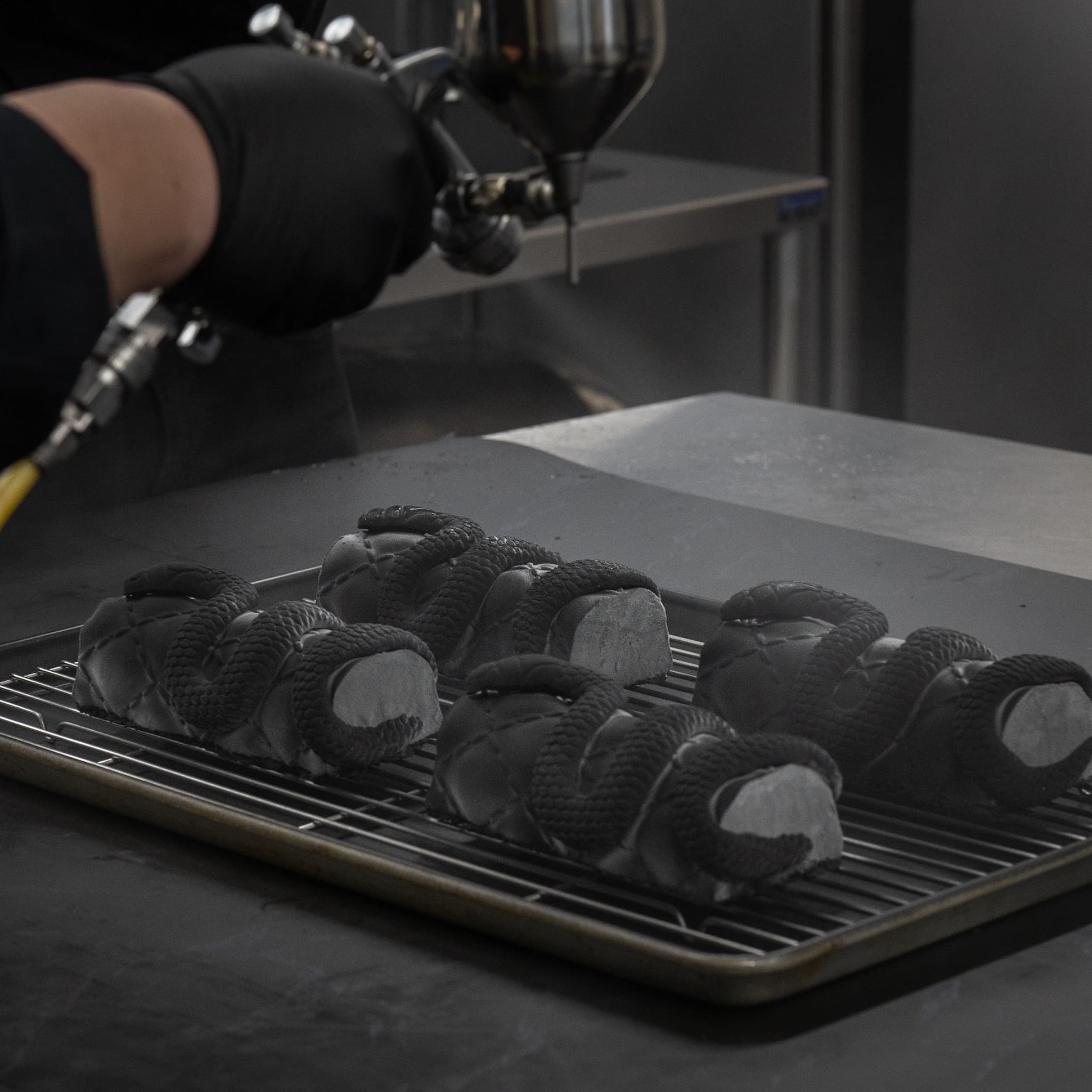 【期間限定】黒蛇が纏うアートピースショコラケーキ：ハロウィン2025