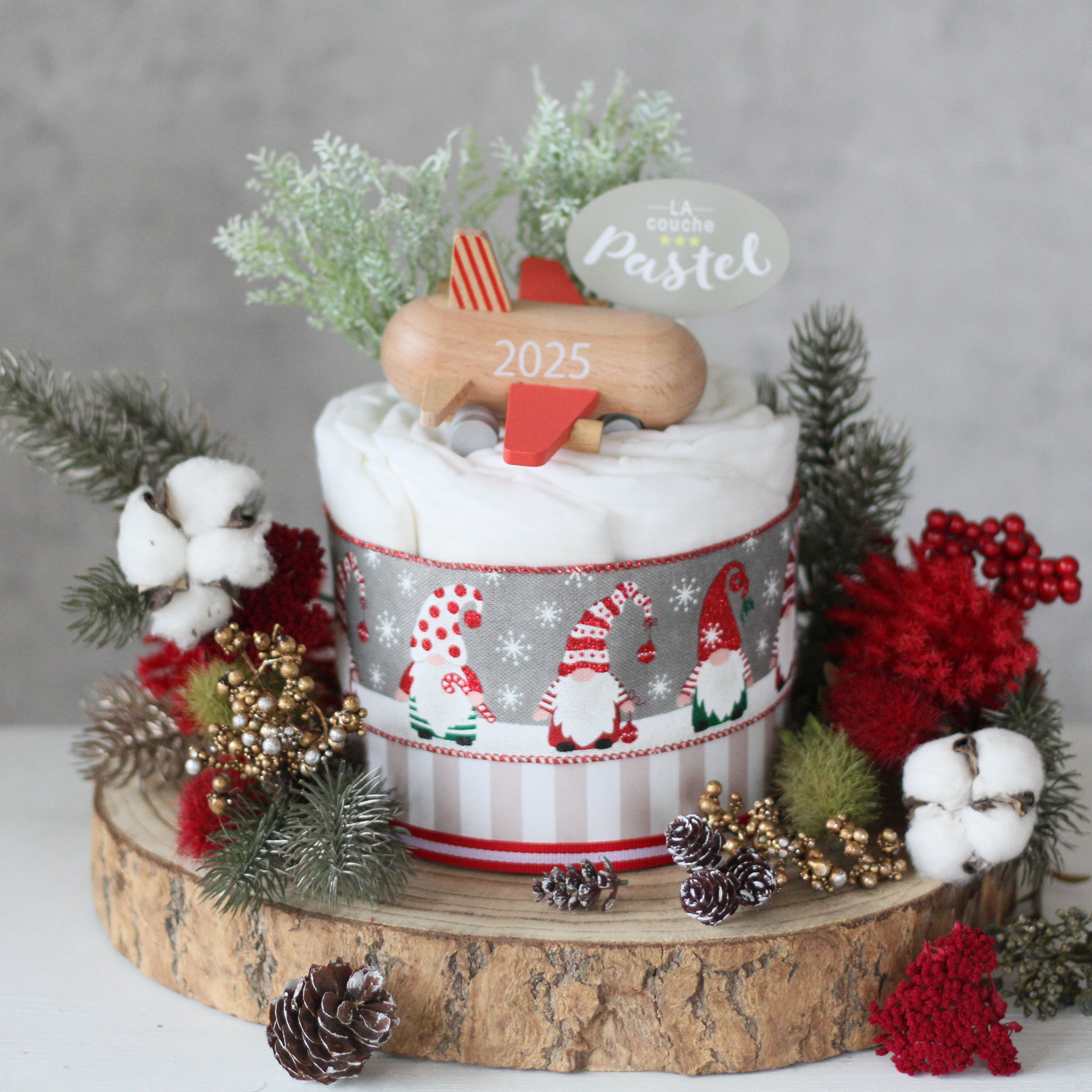 2025年号入りmini jet付クリスマスおむつケーキ１段