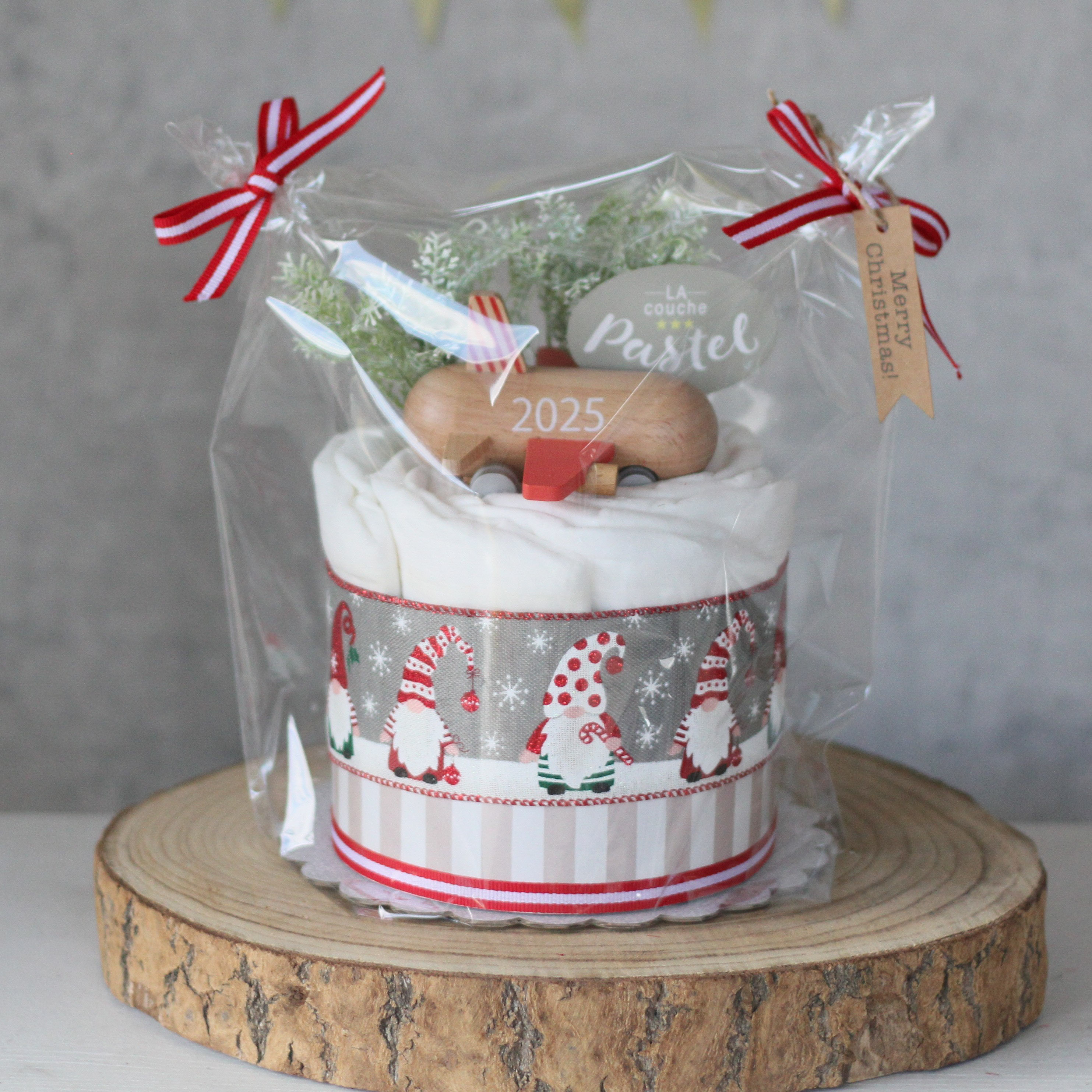 2025年号入りmini jet付クリスマスおむつケーキ１段