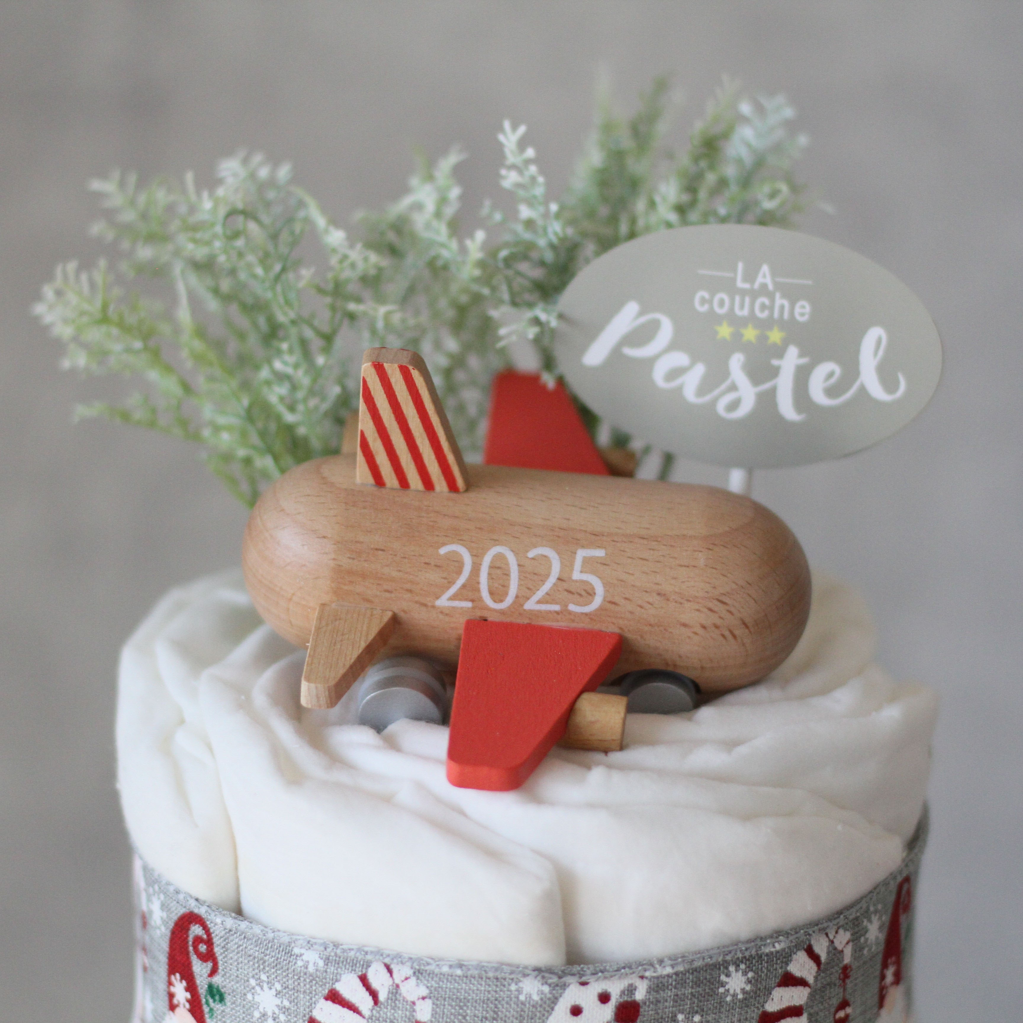 2025年号入りmini jet付クリスマスおむつケーキ２段