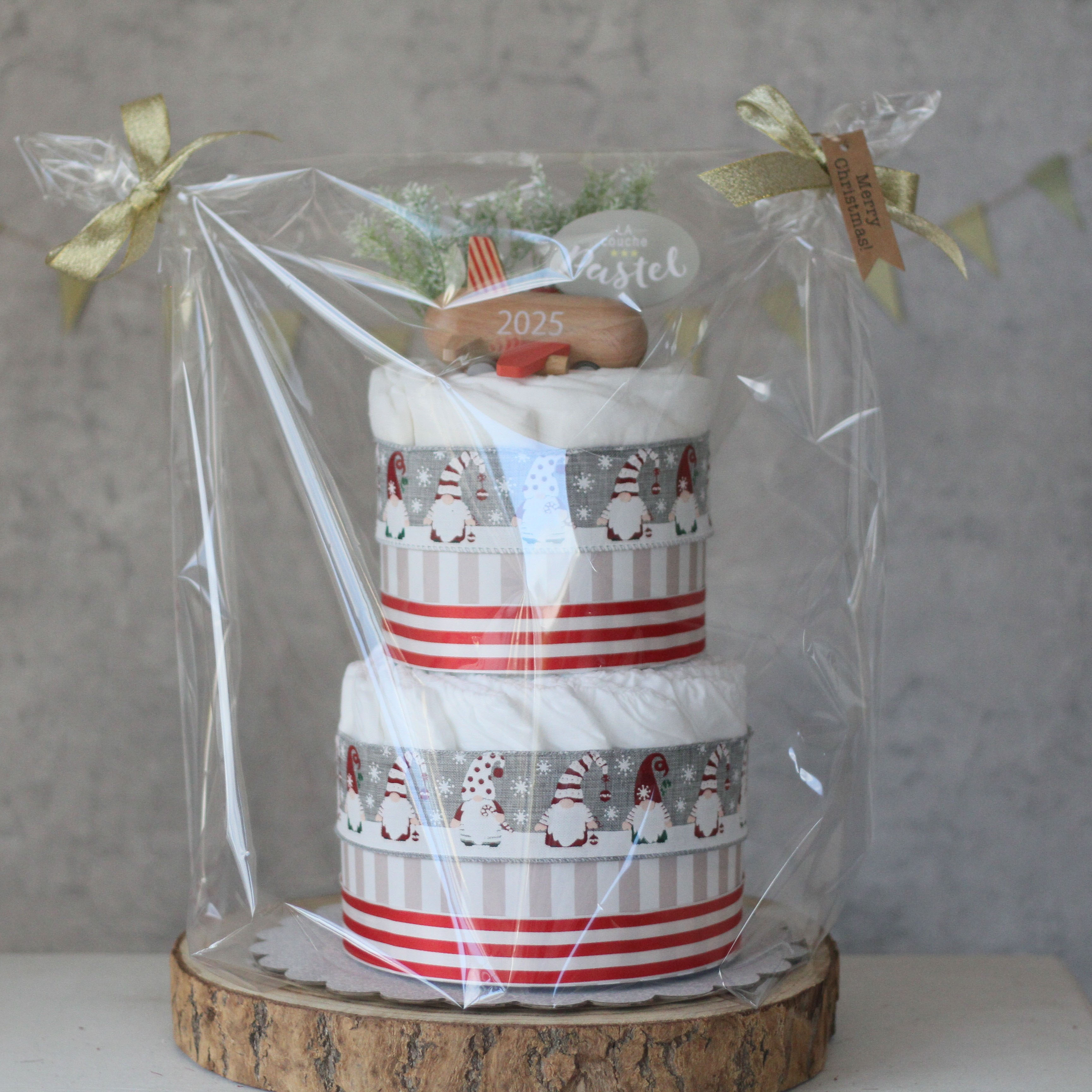 2025年号入りmini jet付クリスマスおむつケーキ２段