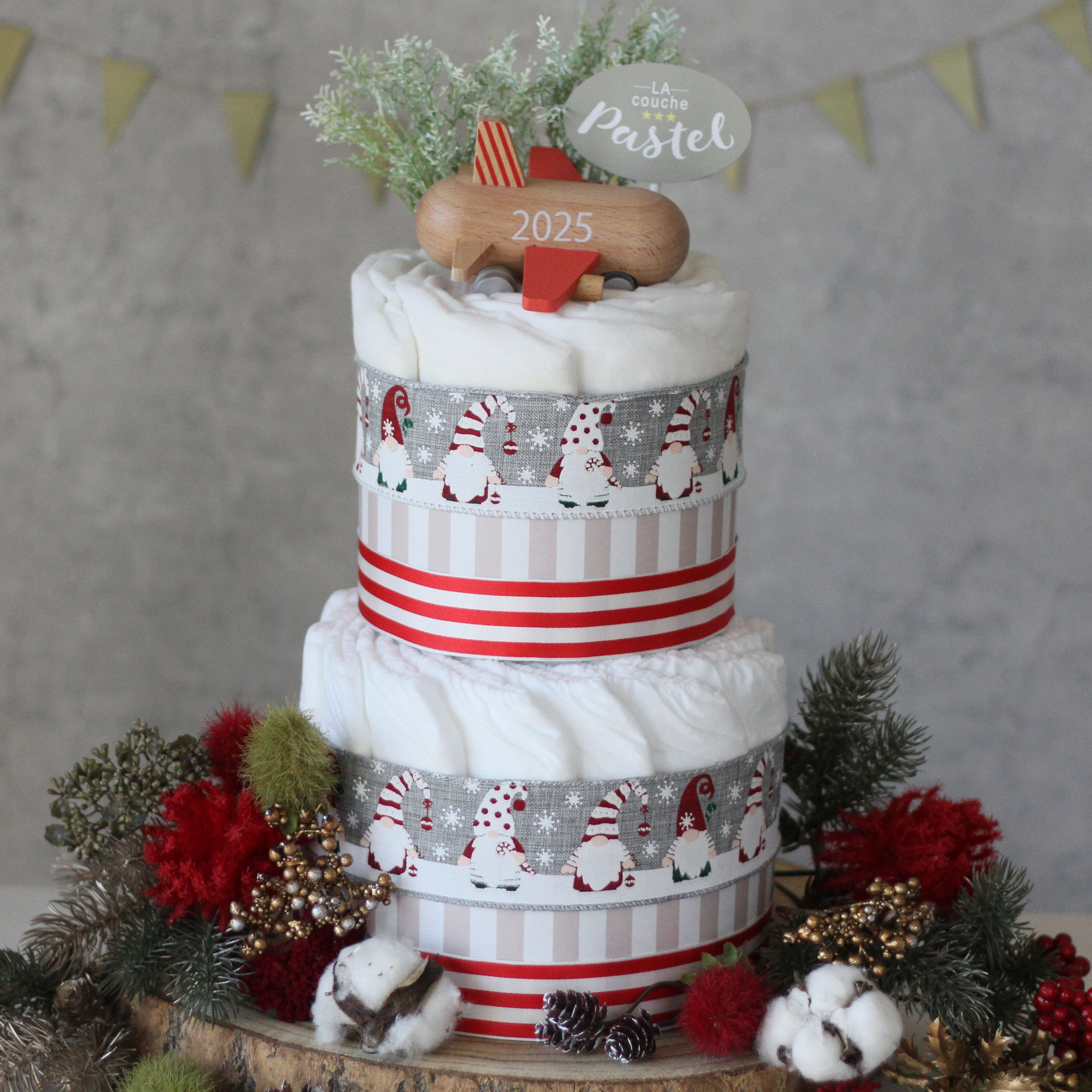 2025年号入りmini jet付クリスマスおむつケーキ２段