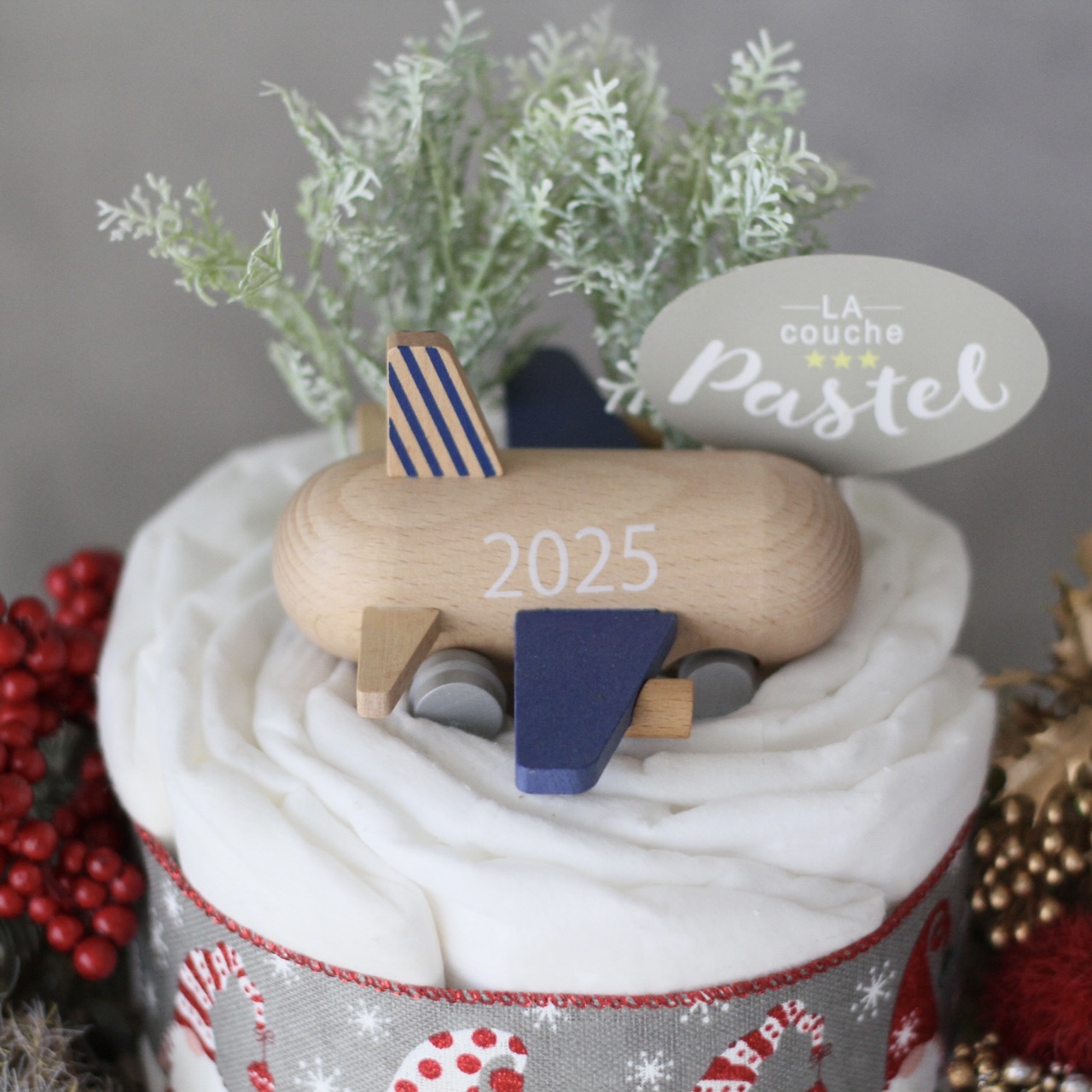 2025年号入りmini jet付クリスマスおむつケーキ２段