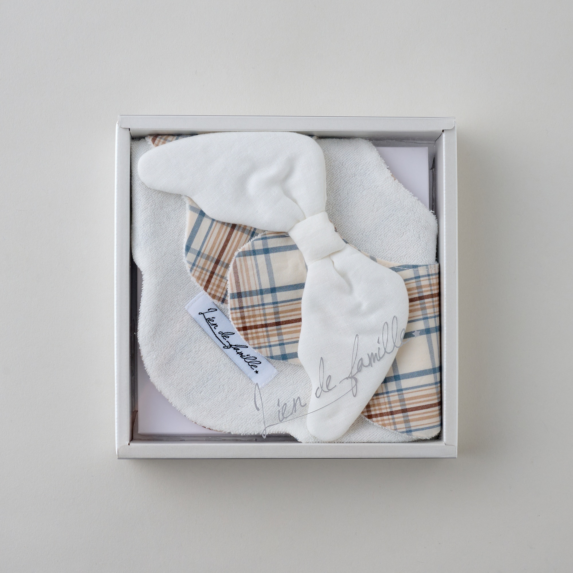 数量限定】タータンチェックのもこもこ天使スタイ | Lien de famille