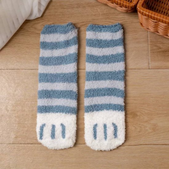 Xmasチャーム付き　もふもふネコ足靴下