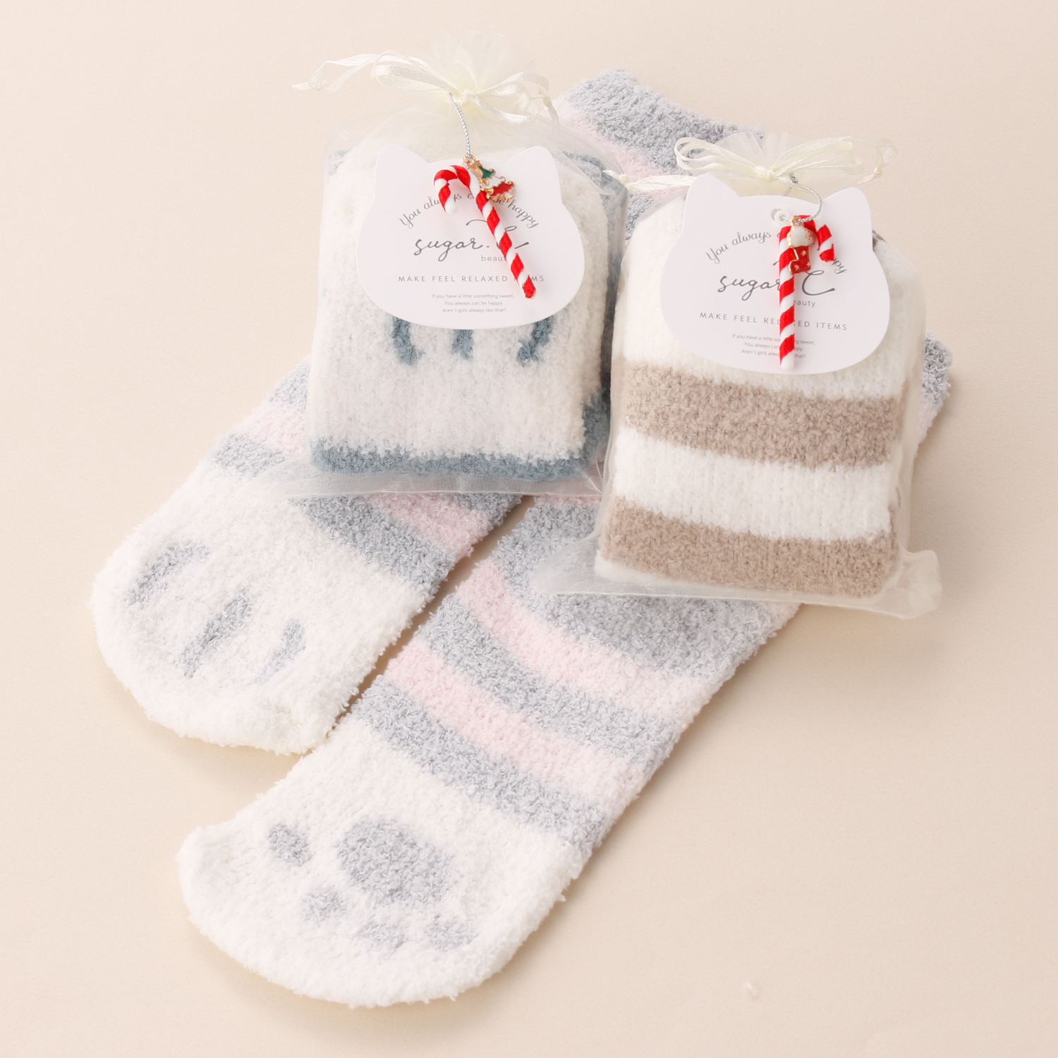 Xmasチャーム付き　もふもふネコ足靴下