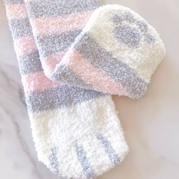 Xmasチャーム付き　もふもふネコ足靴下