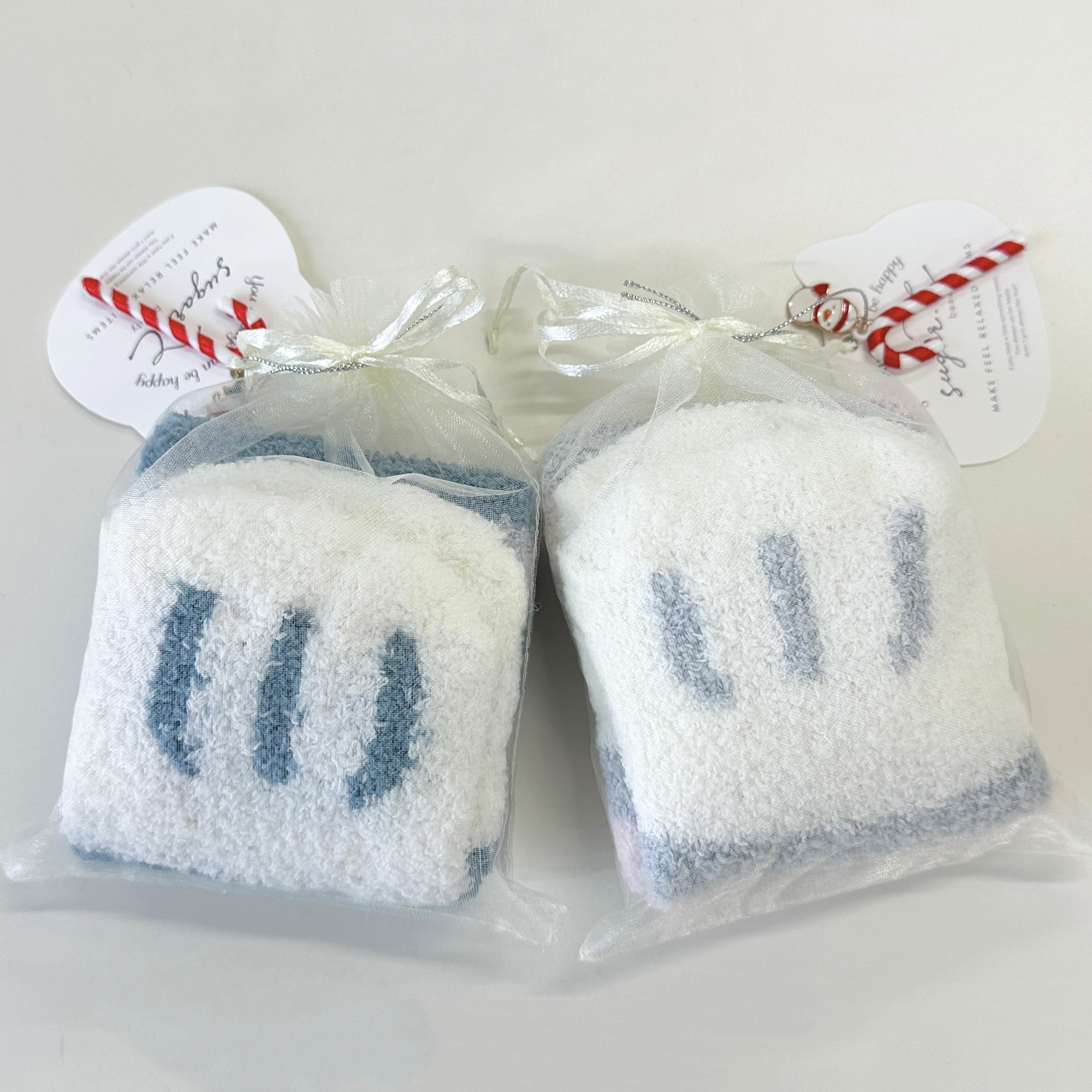 Xmasチャーム付き　もふもふネコ足靴下