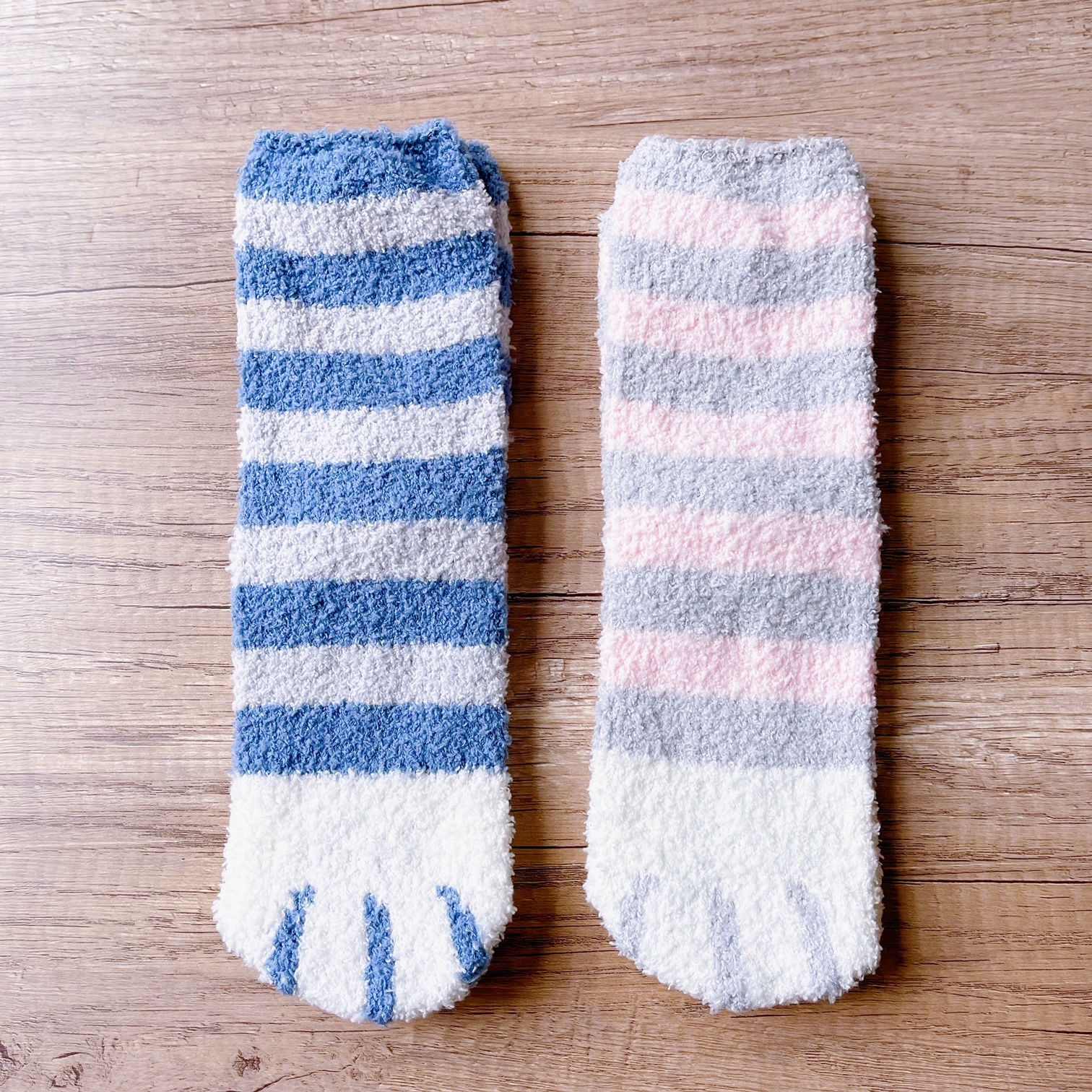 Xmasチャーム付き　もふもふネコ足靴下