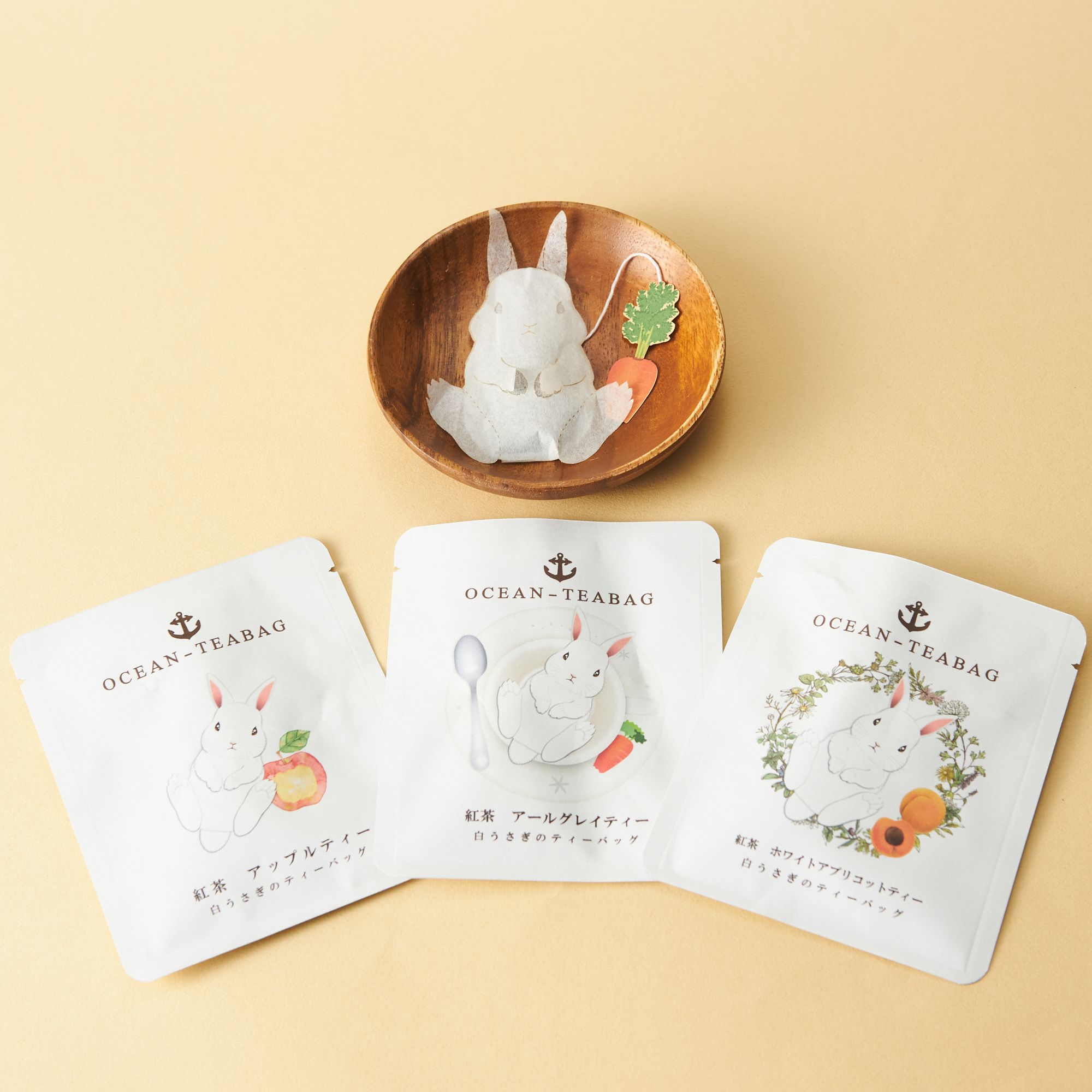 手のひらサイズの恐竜ライトと選べる紅茶のセット