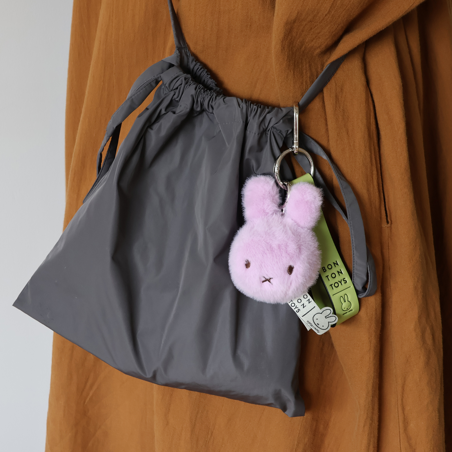 Miffy Fuzzy Bag Charm | BON TON TOYS（ボントントイズ）のプレゼント