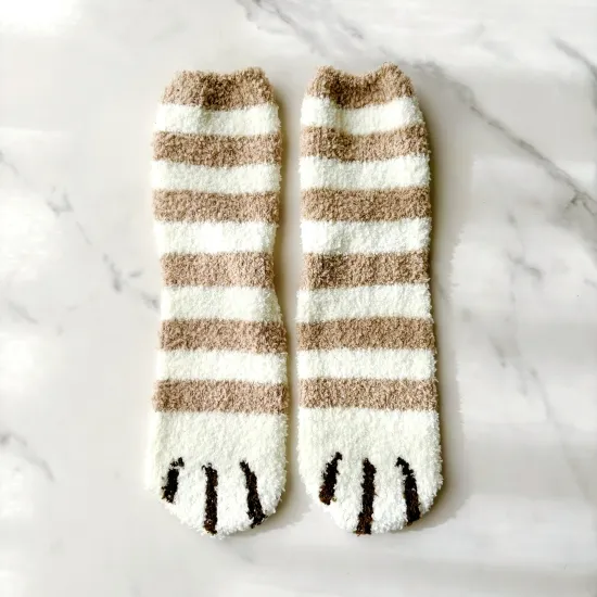 猫スカルプブラシとネコ足ルームソックスのセット