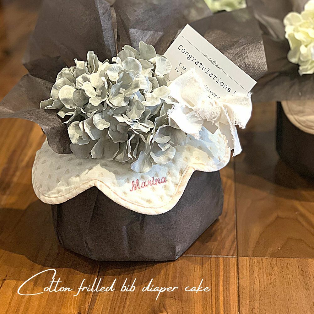 ナチュラルカラーが可愛い名入れガーゼスタイのおむつケーキ