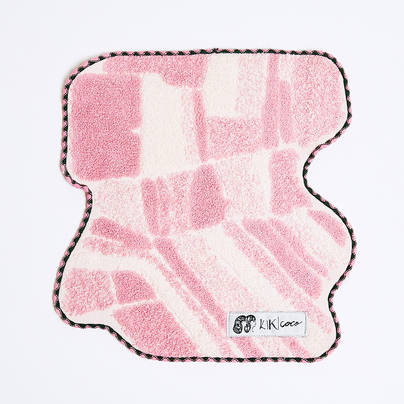 【彼女や女友達へのギフトに】Clé de Peau Beautéリップとハンカチのセット