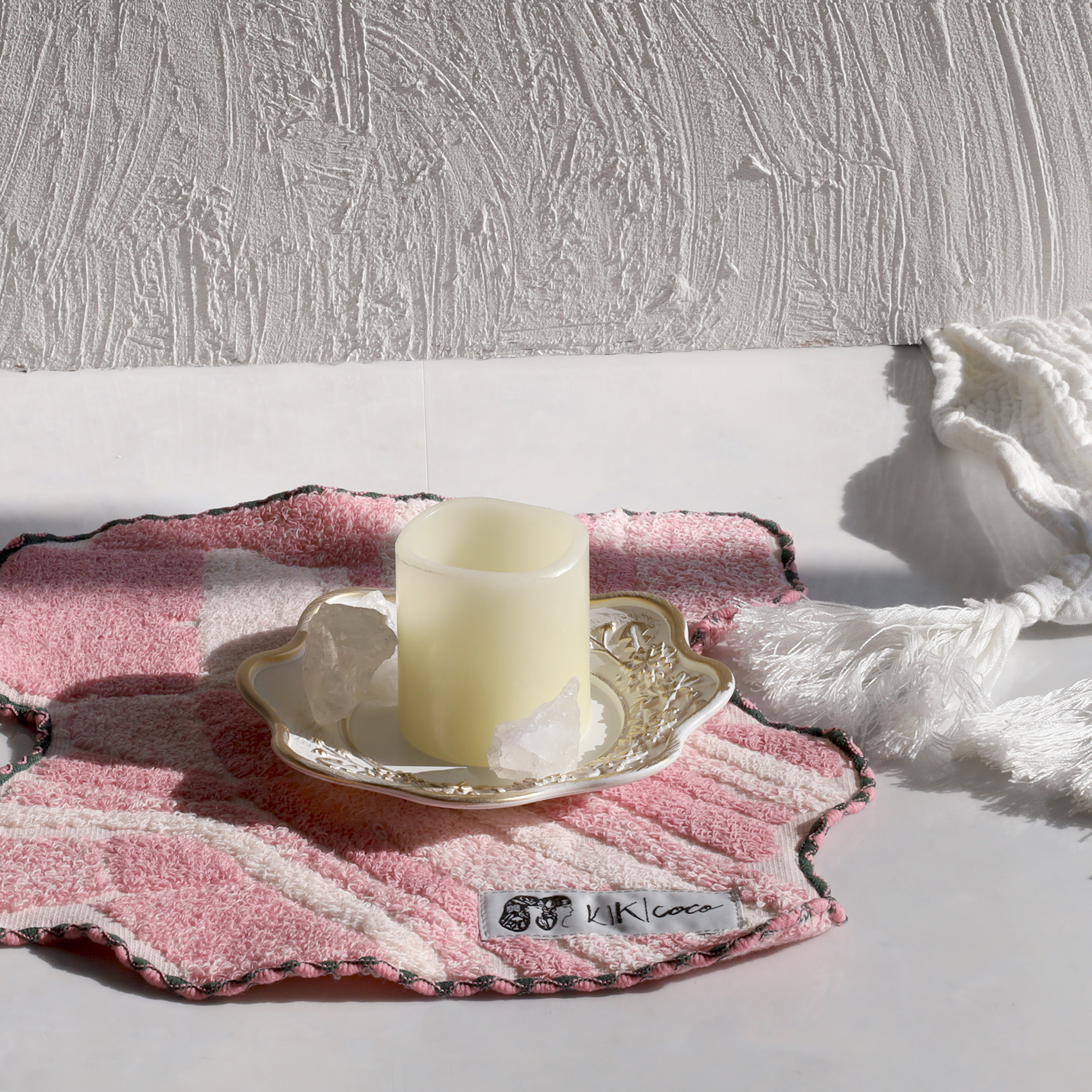 【彼女や女友達へのギフトに】Clé de Peau Beautéリップとハンカチのセット