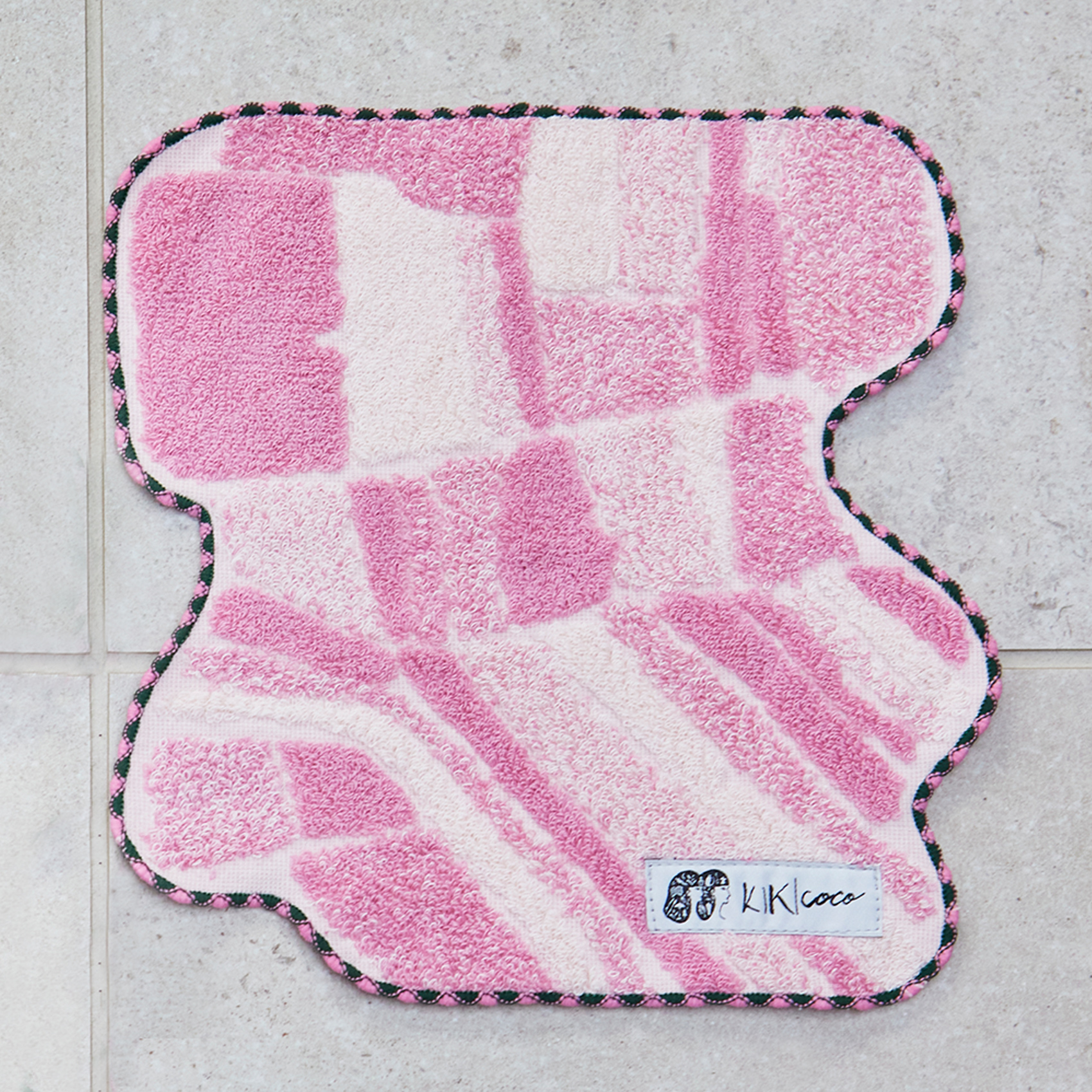 【彼女や女友達へのギフトに】Clé de Peau Beautéリップとハンカチのセット