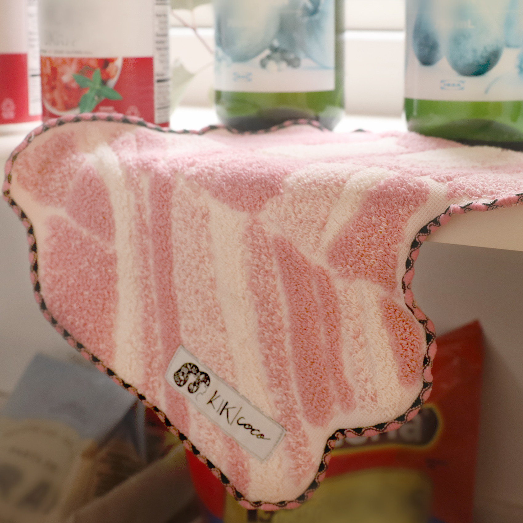 【彼女や女友達へのギフトに】Clé de Peau Beautéリップとハンカチのセット