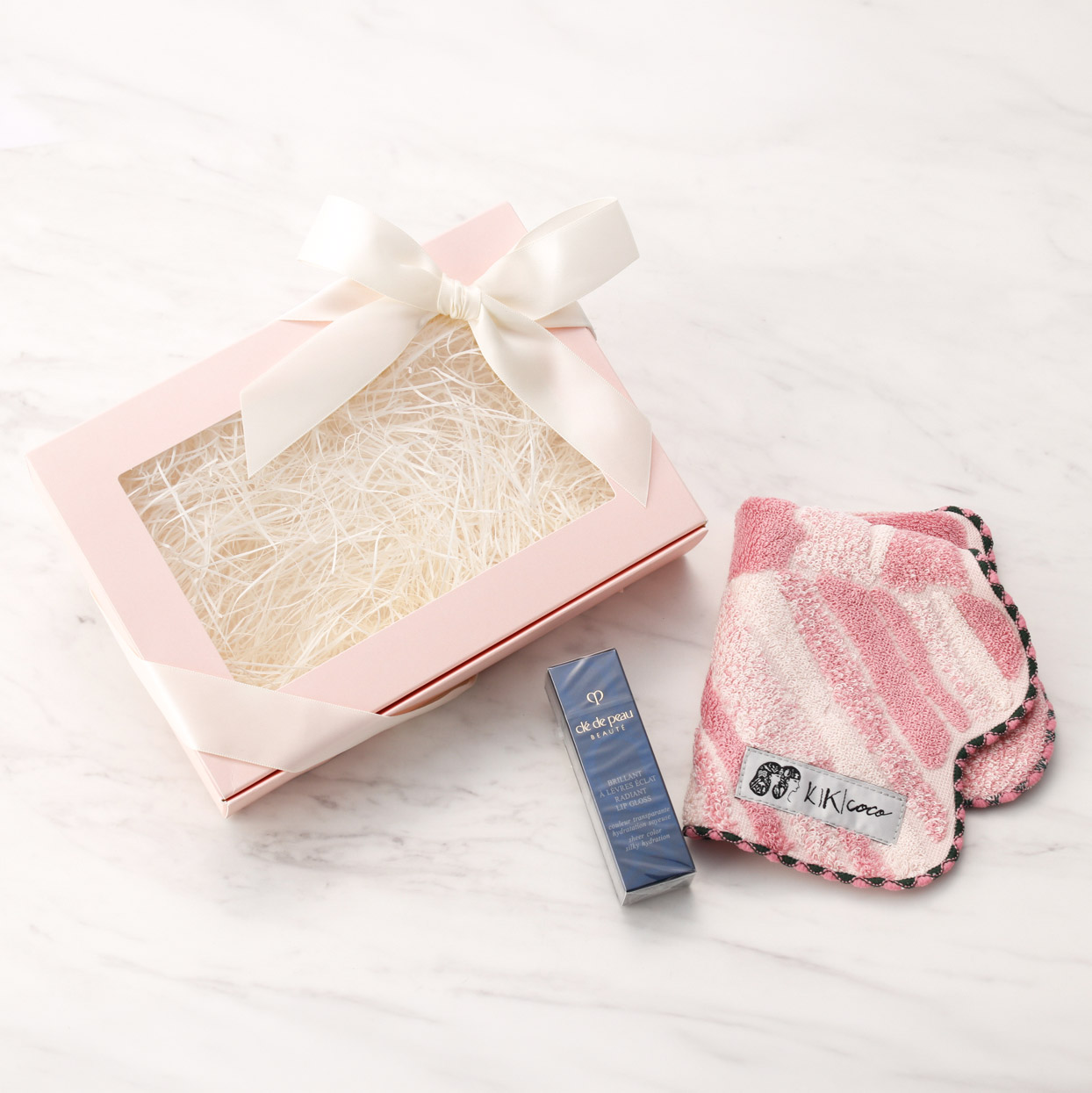 【彼女や女友達へのギフトに】Clé de Peau Beautéリップとハンカチのセット