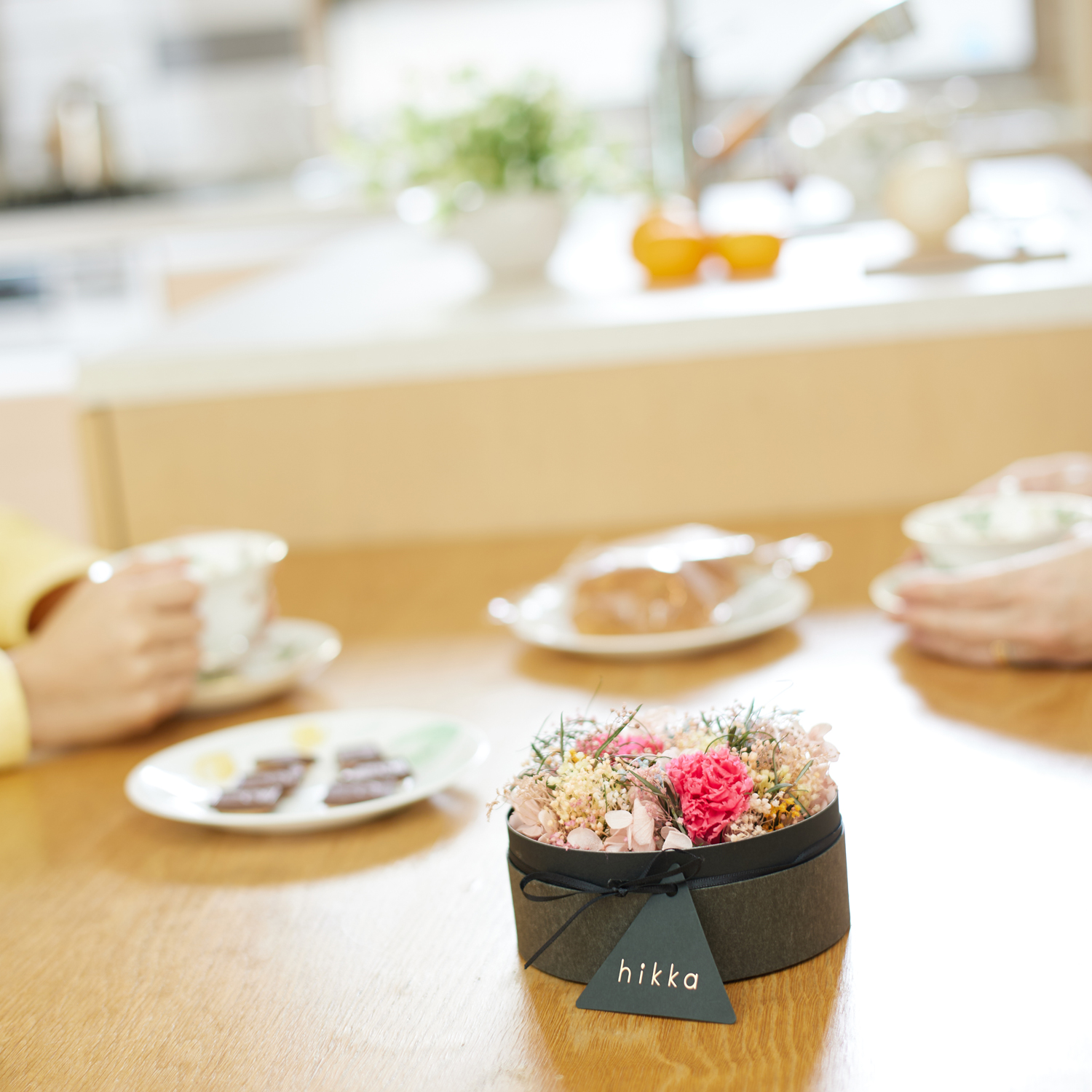 ラウンドフラワーボックスM カーネーション