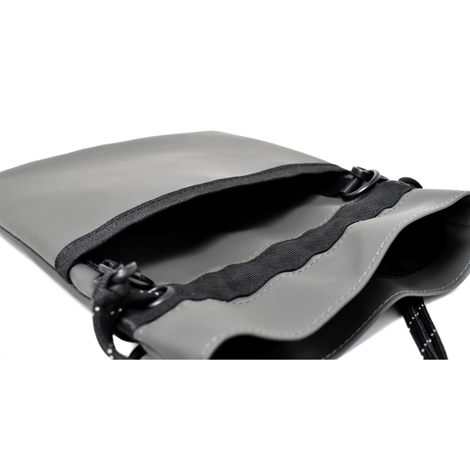 ACTIVE コンパクト巾着ショルダーバッグ《防水・軽量》