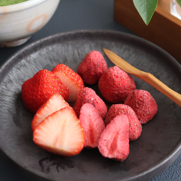 きちんとした佇まいのお菓子とグルメカタログのセット