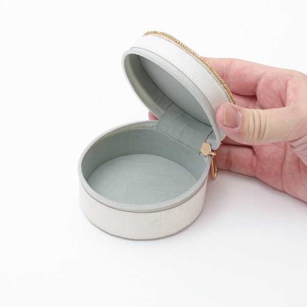 鳥刺繍ラウンドケース ホワイト