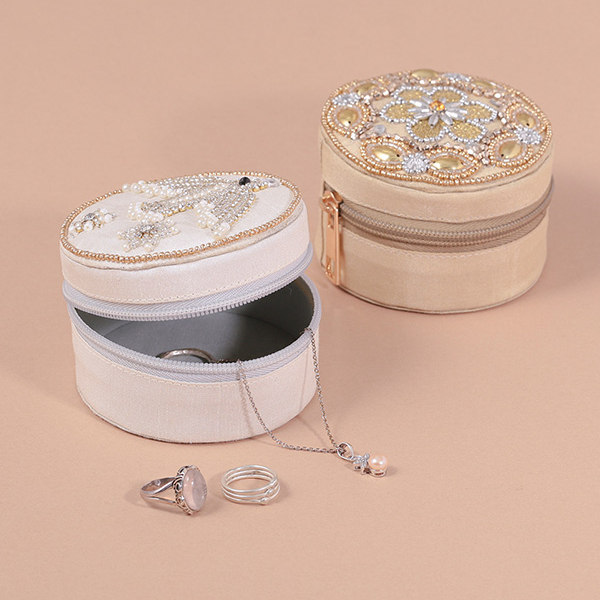 鳥刺繍ラウンドケース ホワイト