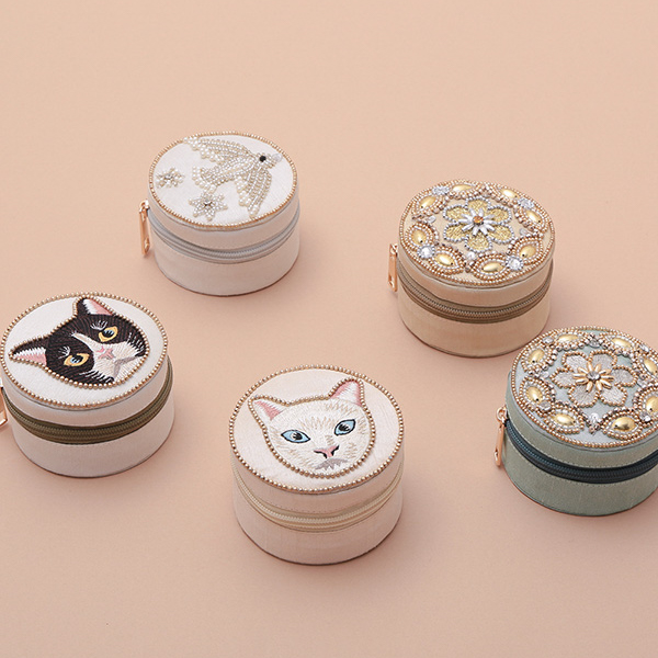 キャット刺繍ラウンドケース