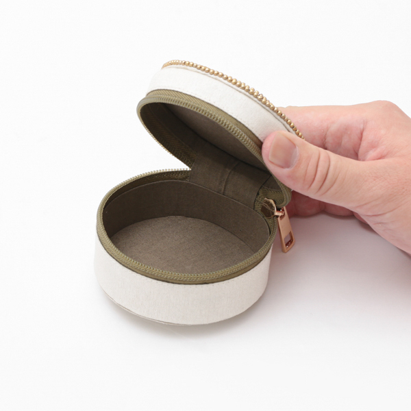 キャット刺繍ラウンドケース