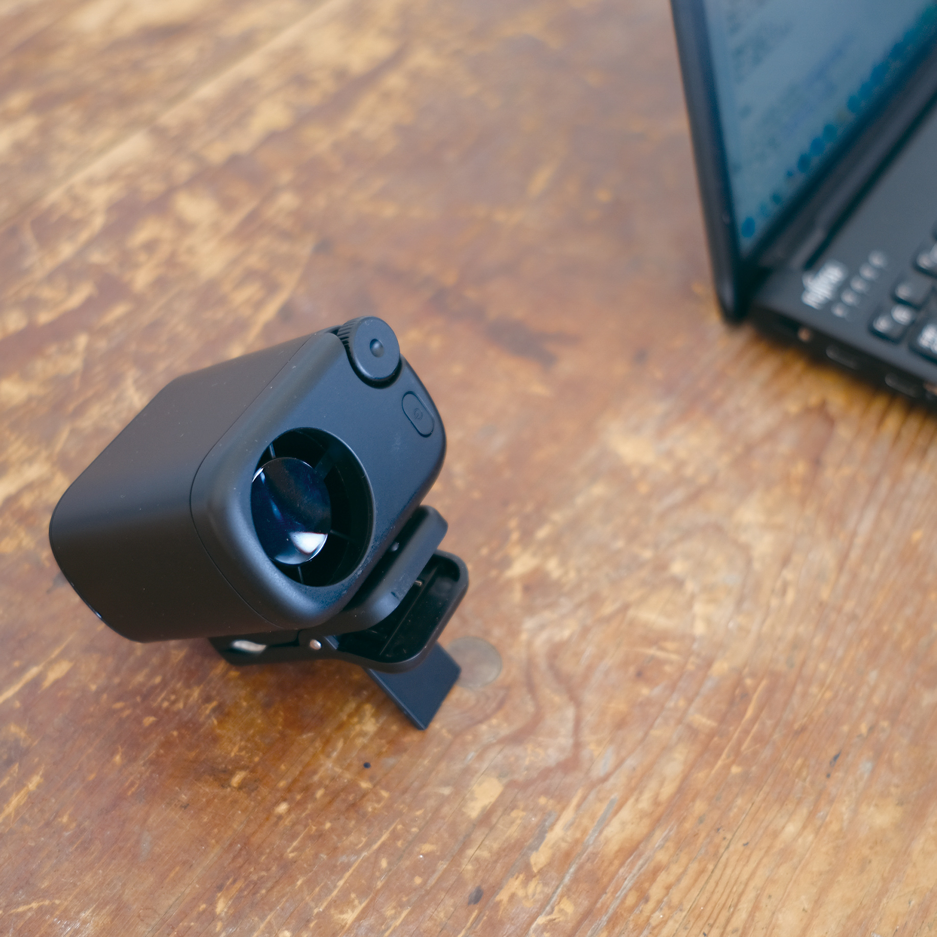 爆風級の小型ハンディファンクリップ＜風量調節可能＞