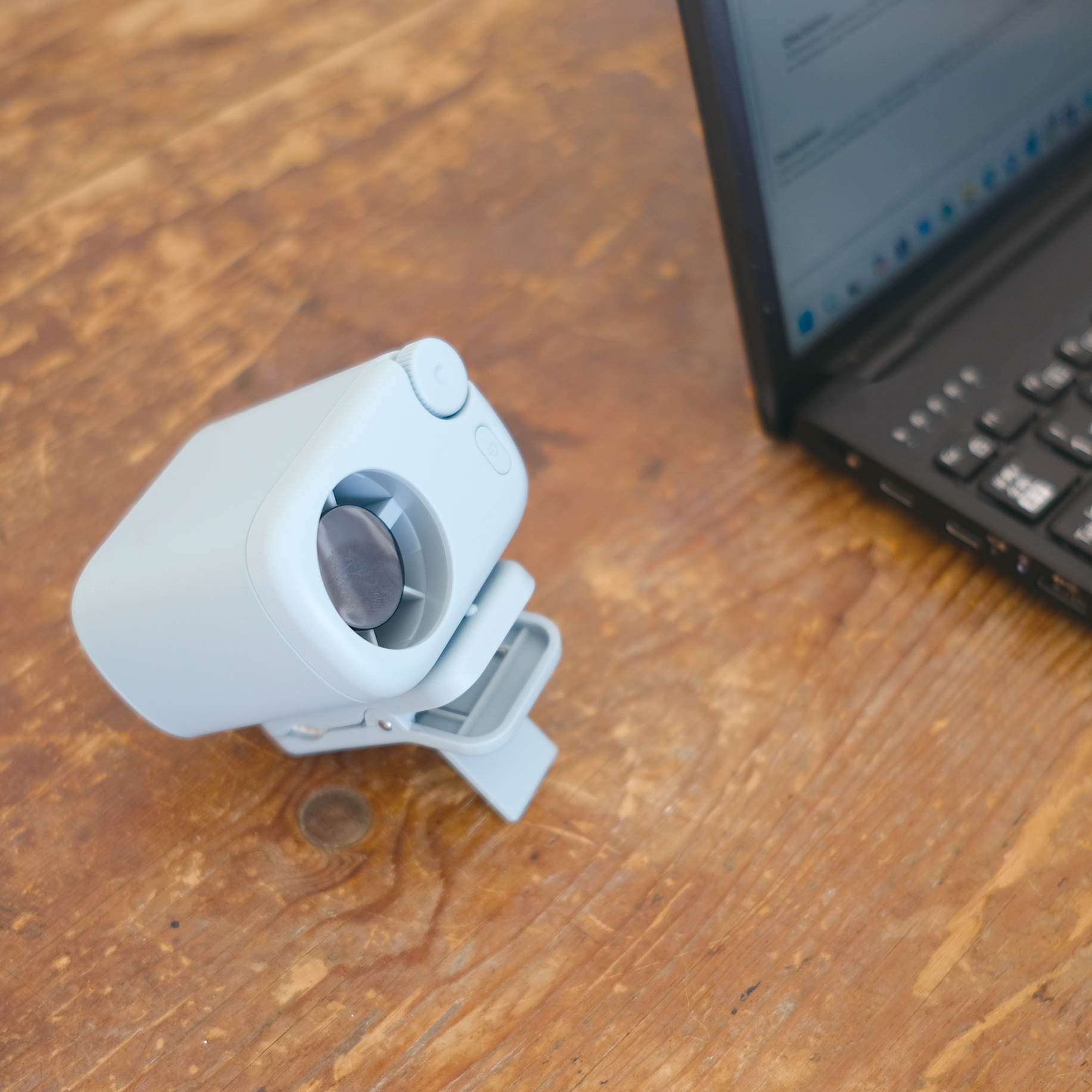 爆風級の小型ハンディファンクリップ＜風量調節可能＞