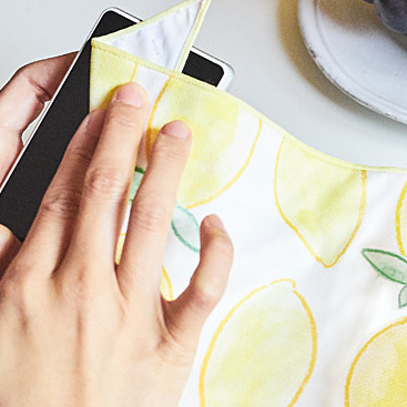 fukeru-眼鏡が拭けるハンカチ　fruits (Lサイズ)