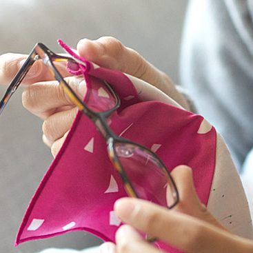 fukeru-眼鏡が拭けるハンカチ　fruits (Sサイズ)