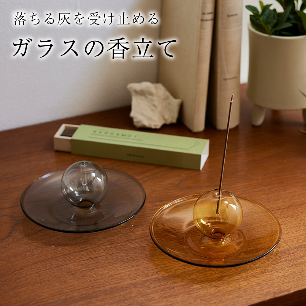 落ちる灰を受け止めるガラスの香立て