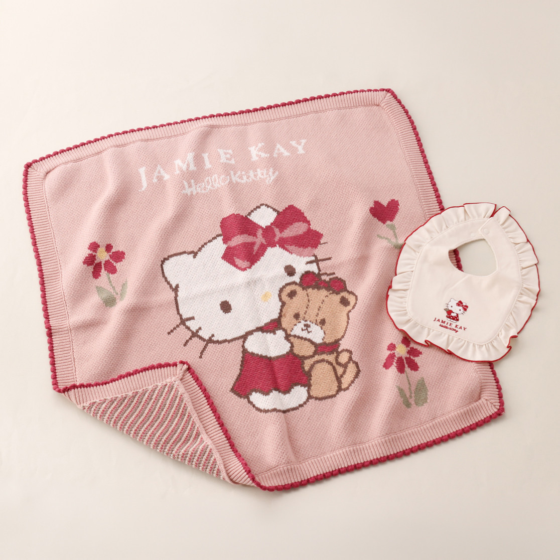 【HELLO KITTY】キティ刺繍フリルスタイ&ニットジャガードブランケット