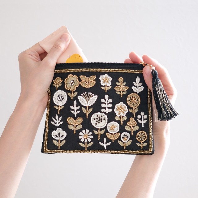 きらめく刺繍の花咲くポーチ Paljeeザリ刺繍ポーチ