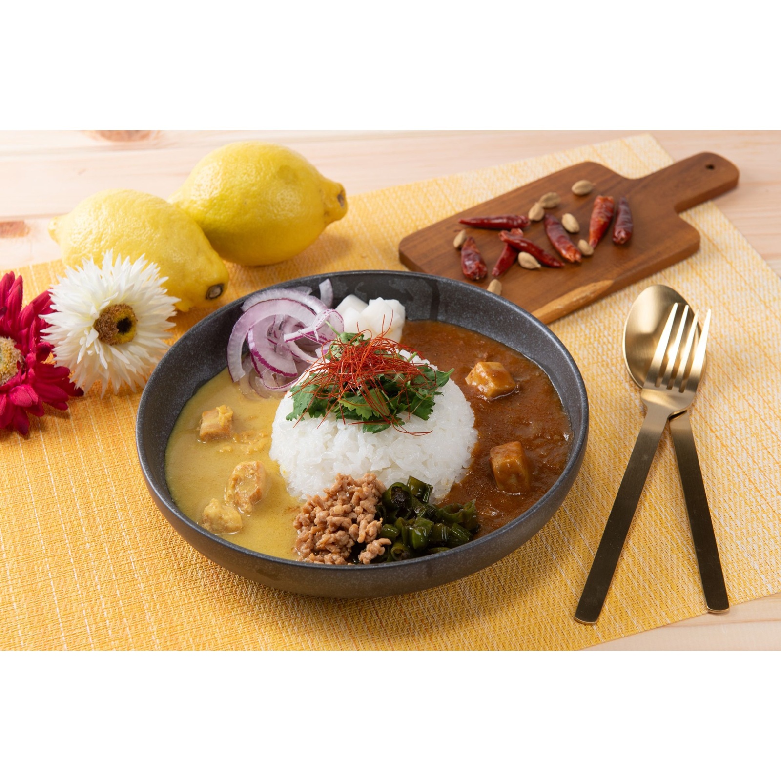 レモン香るクリーミーチキンカレー・痺れる辛さ四川風麻婆カレー