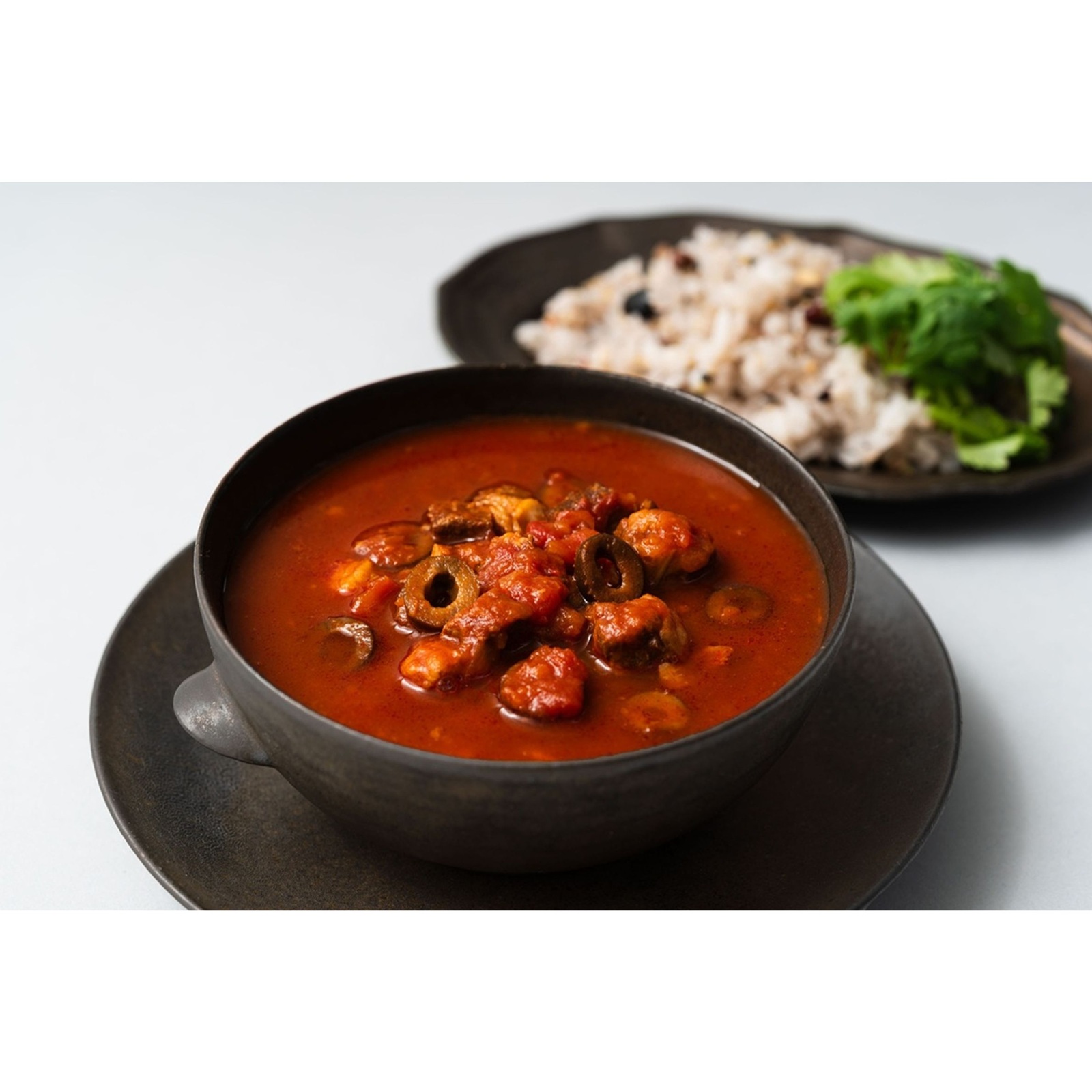 牛肉とブラックオリーブのスパイシートマトスープカレー