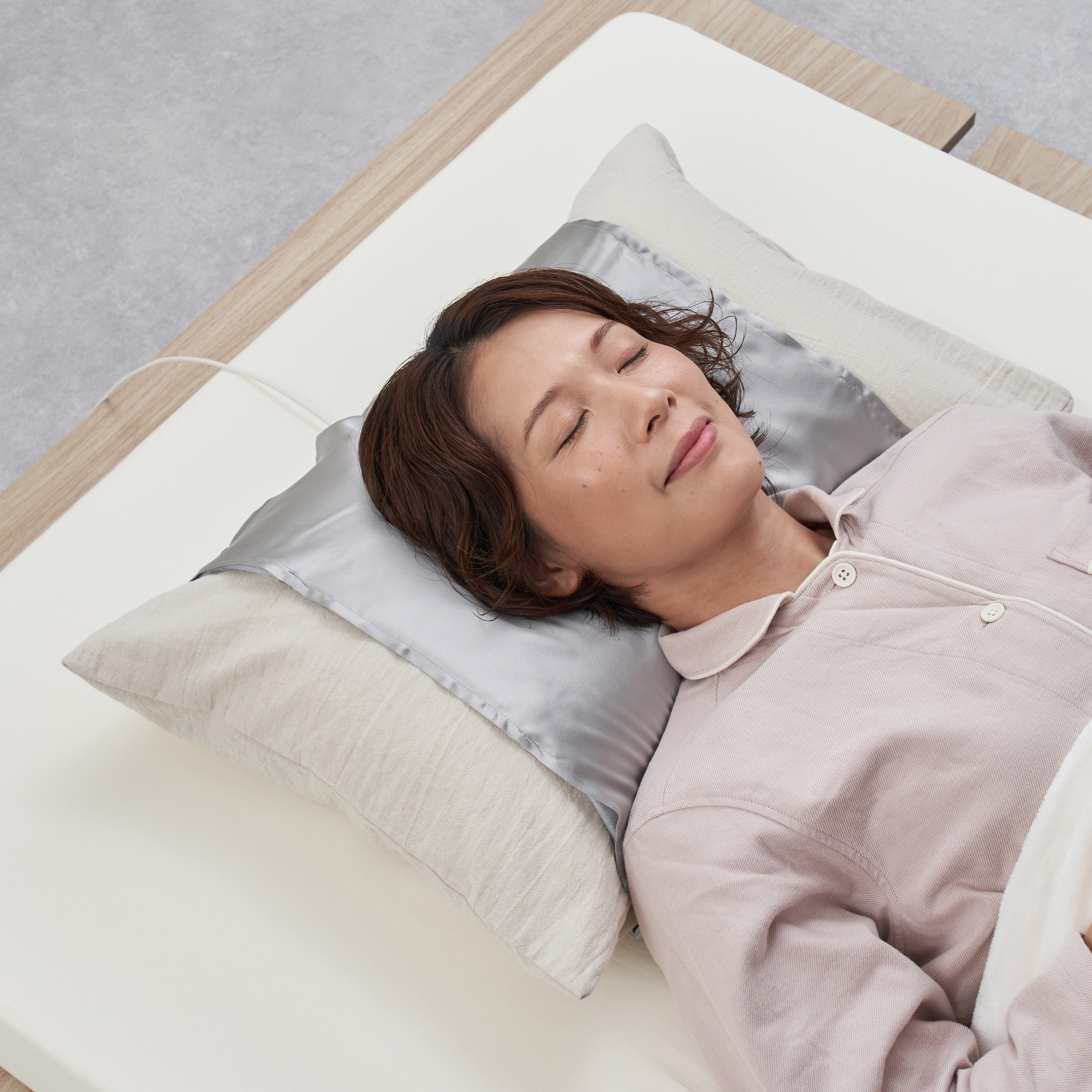 給電式ナイトネックウォーマー ペールグレー