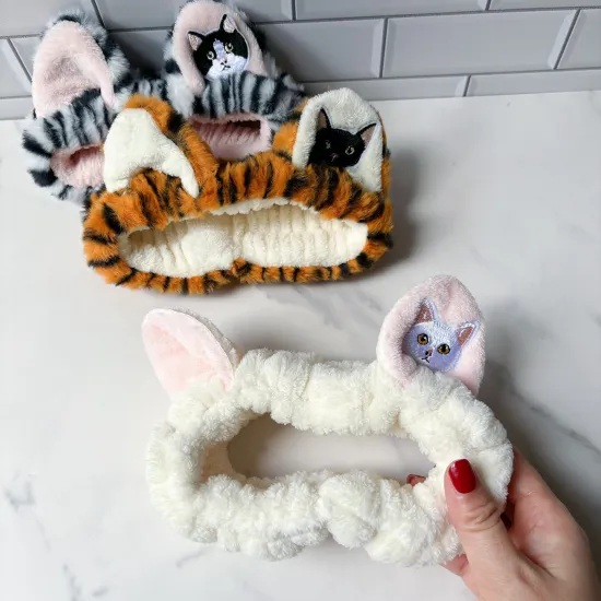 ネコ耳ヘアバンド（ネコの刺繍付き）