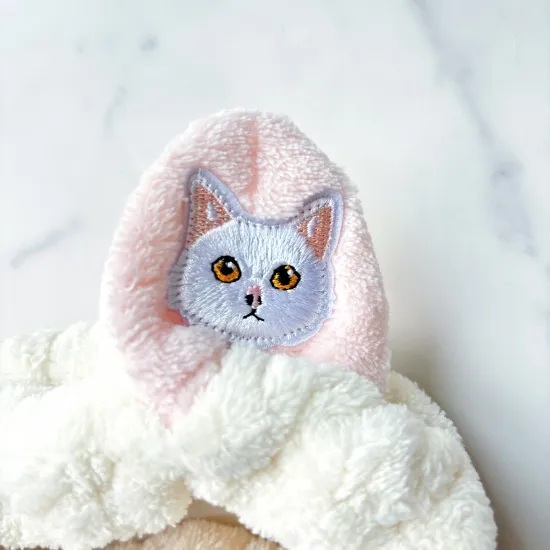 ネコ耳ヘアバンド（ネコの刺繍付き）