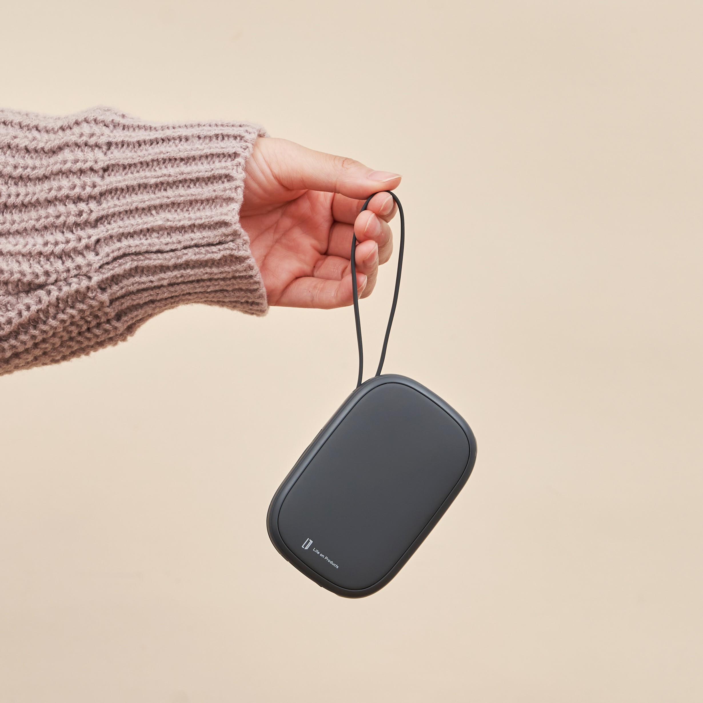 ストラップにもなるUSBコード一体型使い捨てないカイロ